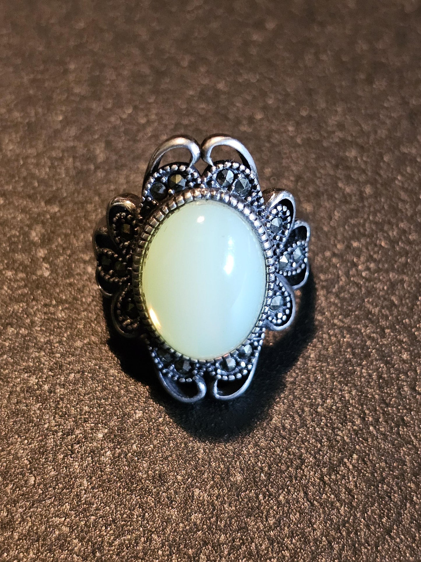 Verstellbarer Ring aus Uranglas im neuen Sterlingsilber-Vintage-Stil mit großem ovalen Vintage-Uranglasstein, der unter Schwarzlicht/UV-Licht leuchtet