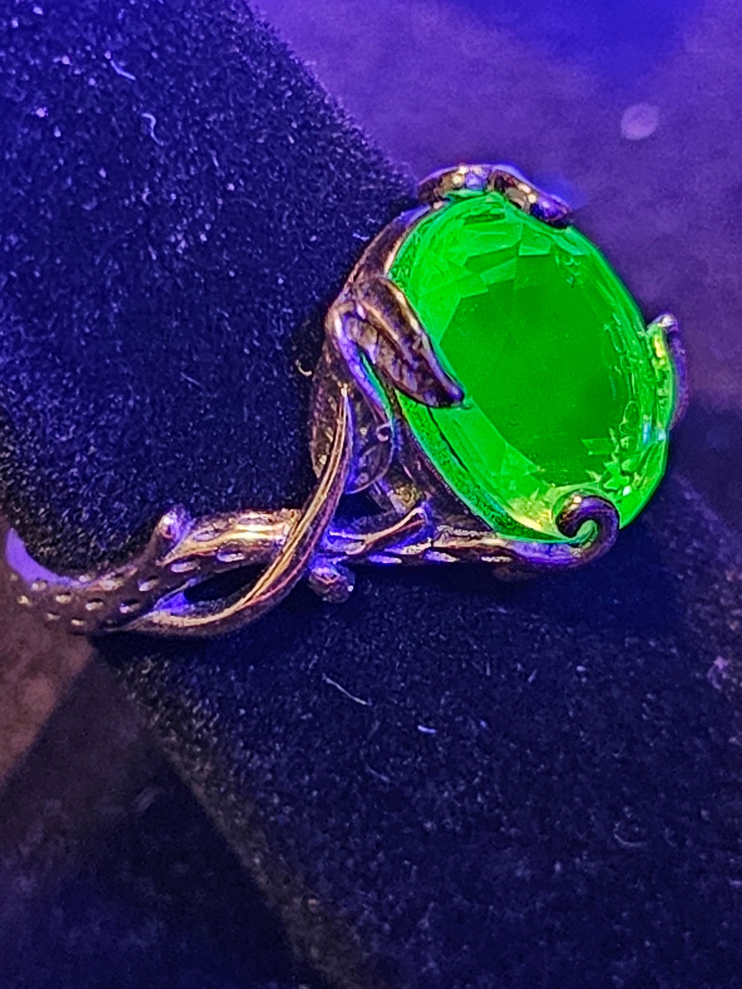 Bague réglable en verre d'uranium en argent sterling avec une grande pierre ovale en verre d'uranium vintage de taille ovale qui brille sous la lumière noire / UV