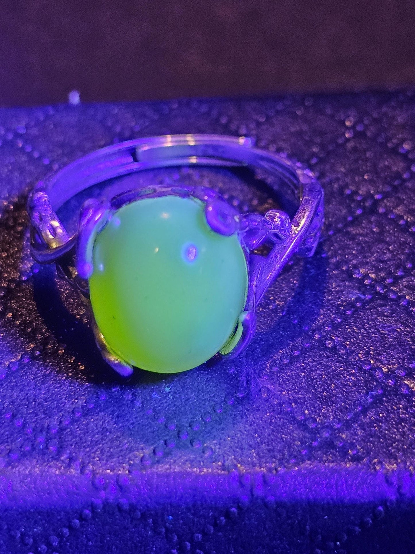 Bague réglable en verre d'uranium en argent sterling neuf avec une grande pierre de lune ovale en verre d'uranium vintage de 12 x 10 mm qui brille sous la lumière noire / UV