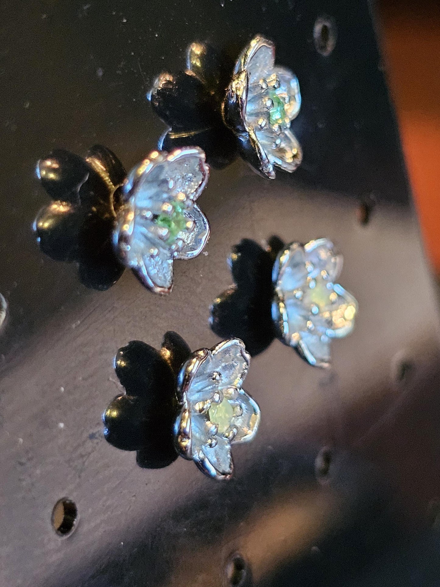 Boucles d'oreilles en verre d'uranium en argent sterling avec un nouveau design de fleur avec des pierres rondes en verre d'uranium jaune vintage de 2 mm qui brillent sous la lumière noire/UV