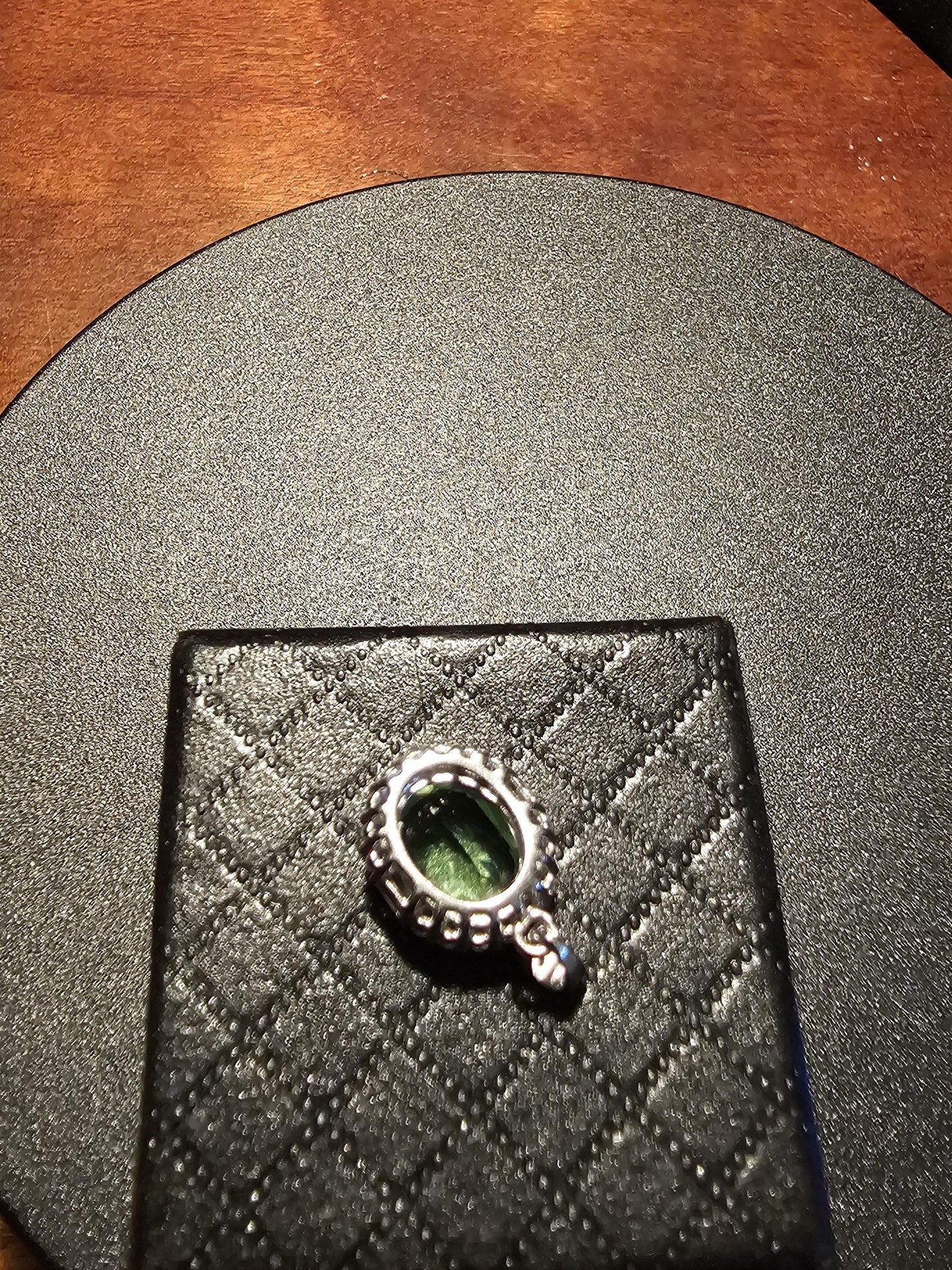Pendentif en verre d'uranium dans un nouveau cadre en argent sterling avec une pierre de verre d'uranium taille ovale vintage de 10 x 8 mm qui brille sous la lumière noire / UV