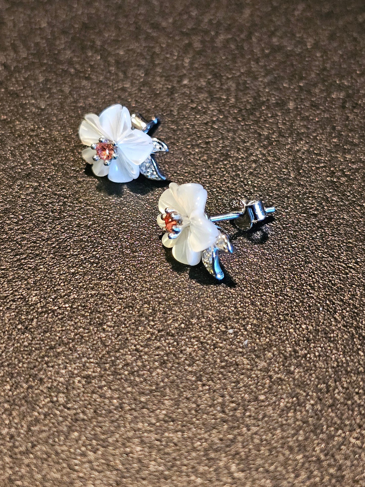 Boucles d'oreilles en verre d'uranium en argent sterling, motif floral avec pierres en verre d'uranium rose vintage, brille sous la lumière noire/UV