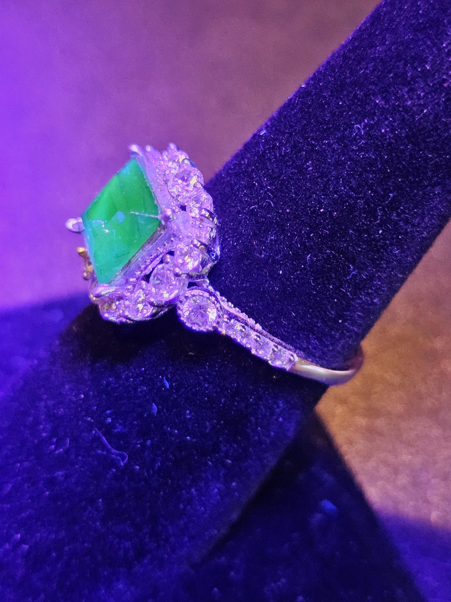 Bague en verre d'uranium taille princesse taille 6, 7, 8 en argent sterling de style halo avec une pierre de verre d'uranium bleu rare qui brille sous la lumière noire / UV