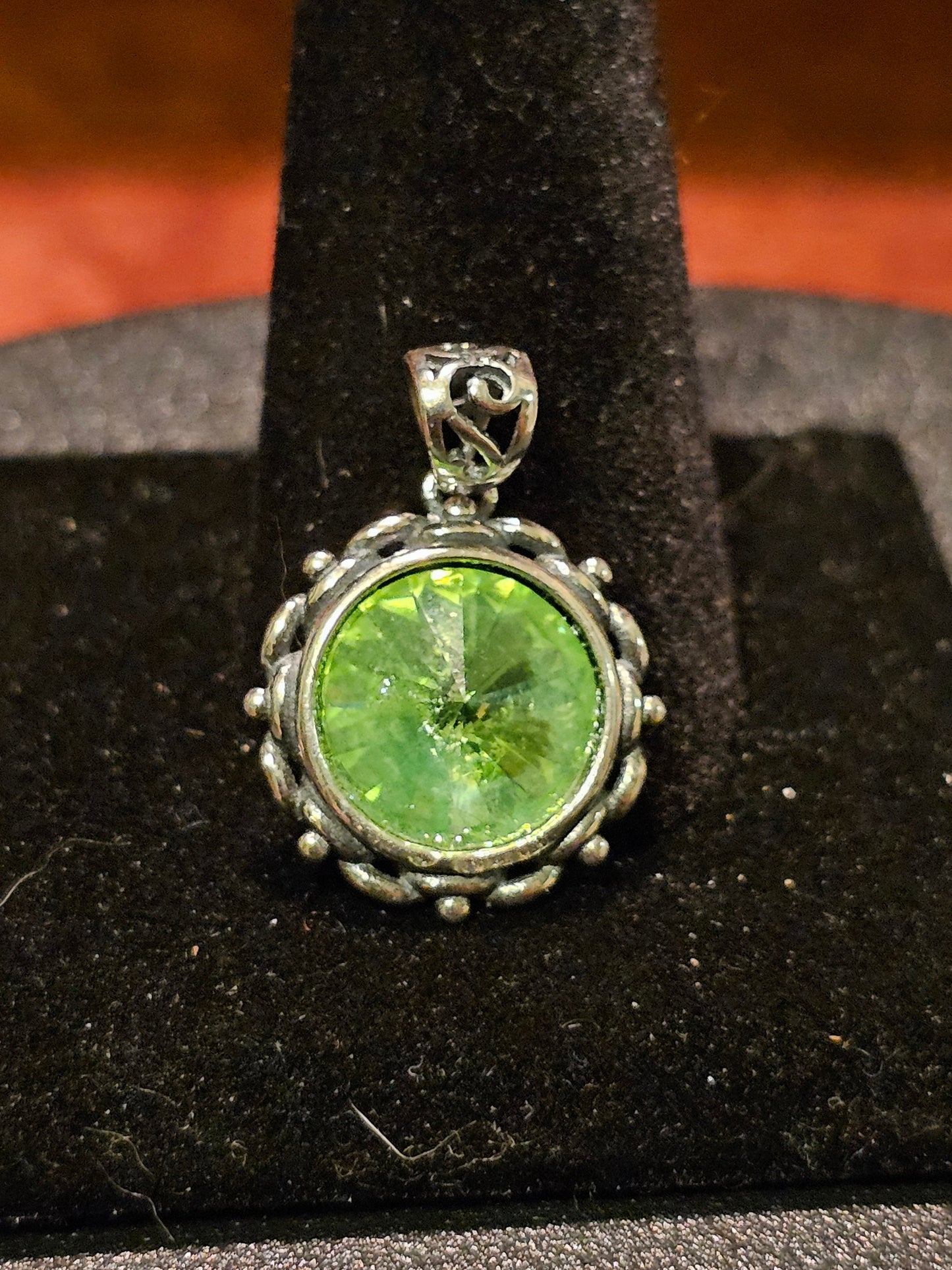Pendentif en verre d'uranium de style vintage en argent sterling neuf avec une pierre de verre d'uranium ronde vintage de 12 mm qui brille sous la lumière noire / UV