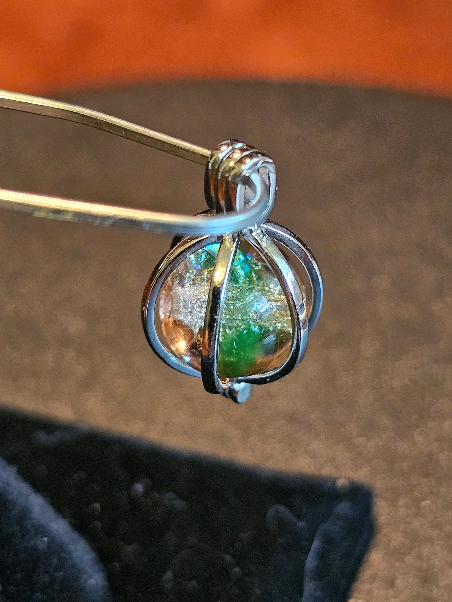 Pendentif en verre d'uranium en argent sterling neuf avec une perle vintage de 10 mm en verre d'uranium qui brille sous la lumière noire / UV