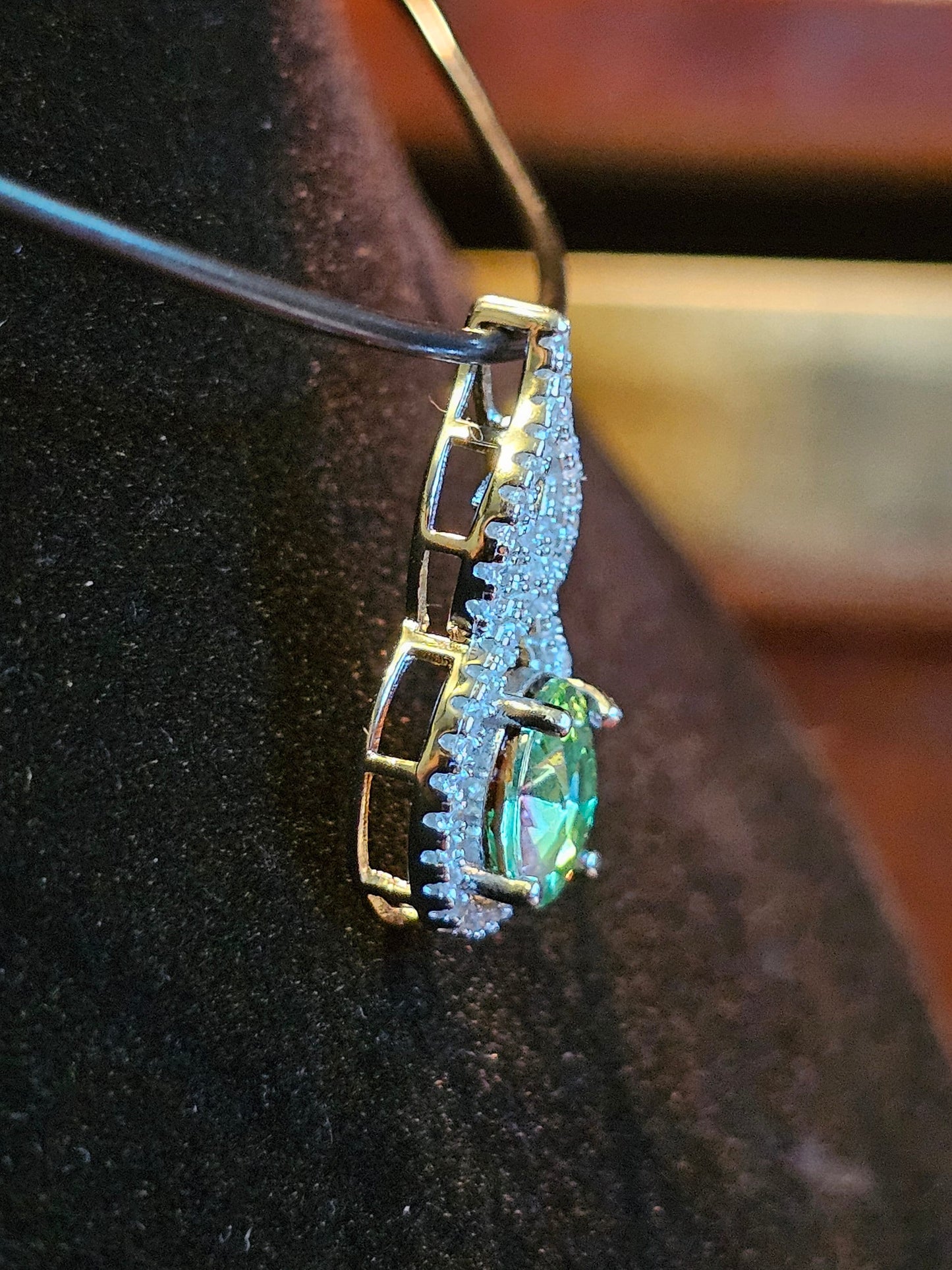Pendentif en verre d'uranium dans un nouveau cadre en argent sterling avec une pierre de verre d'uranium taille ronde vintage de 9 ou 8 mm qui brille sous la lumière noire / UV