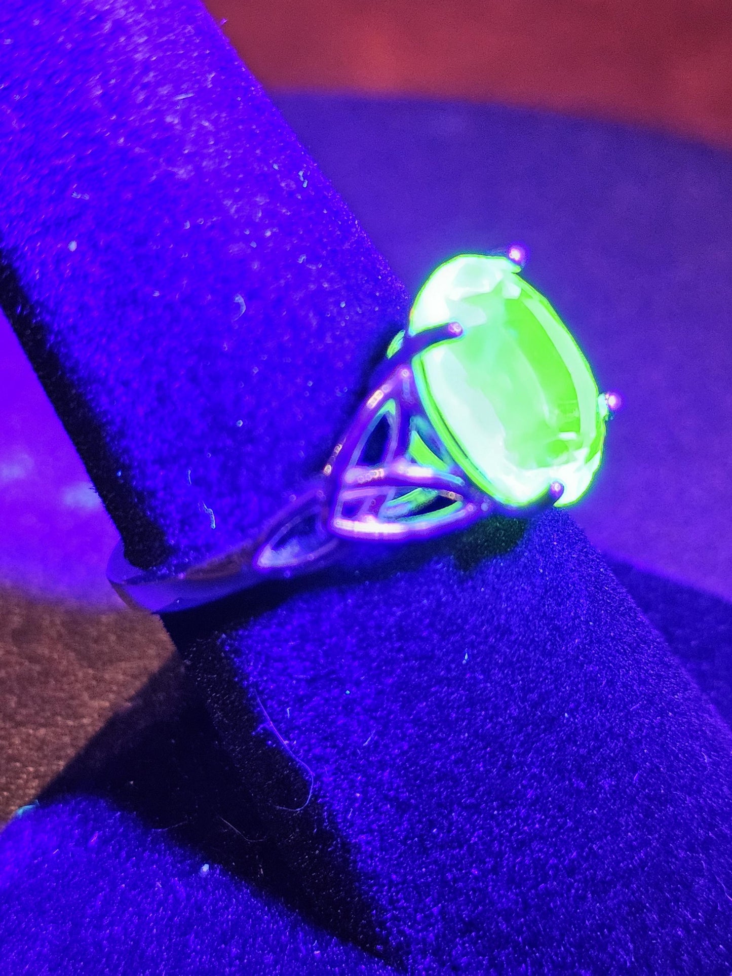 Ring im Stil eines keltischen Knotens im ovalen Uranglasschliff in Größe 6, 7, 8 oder 9. Sterlingsilber mit einem Vintage-Uranglasstein, der unter Schwarzlicht/UV-Licht leuchtet.