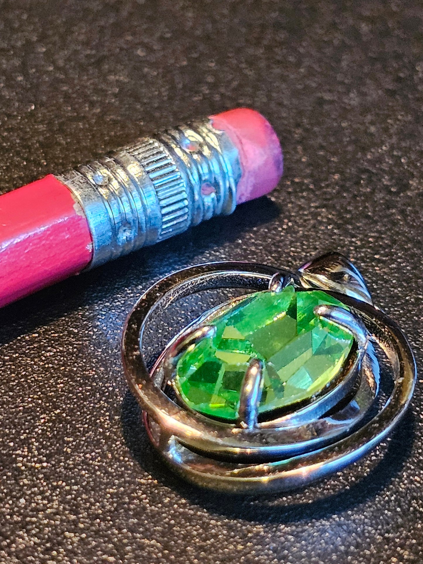 Pendentif en verre d'uranium en argent sterling de style Infinity avec pierre de verre d'uranium ovale vintage de 14 x 10 mm qui brille sous la lumière noire / UV
