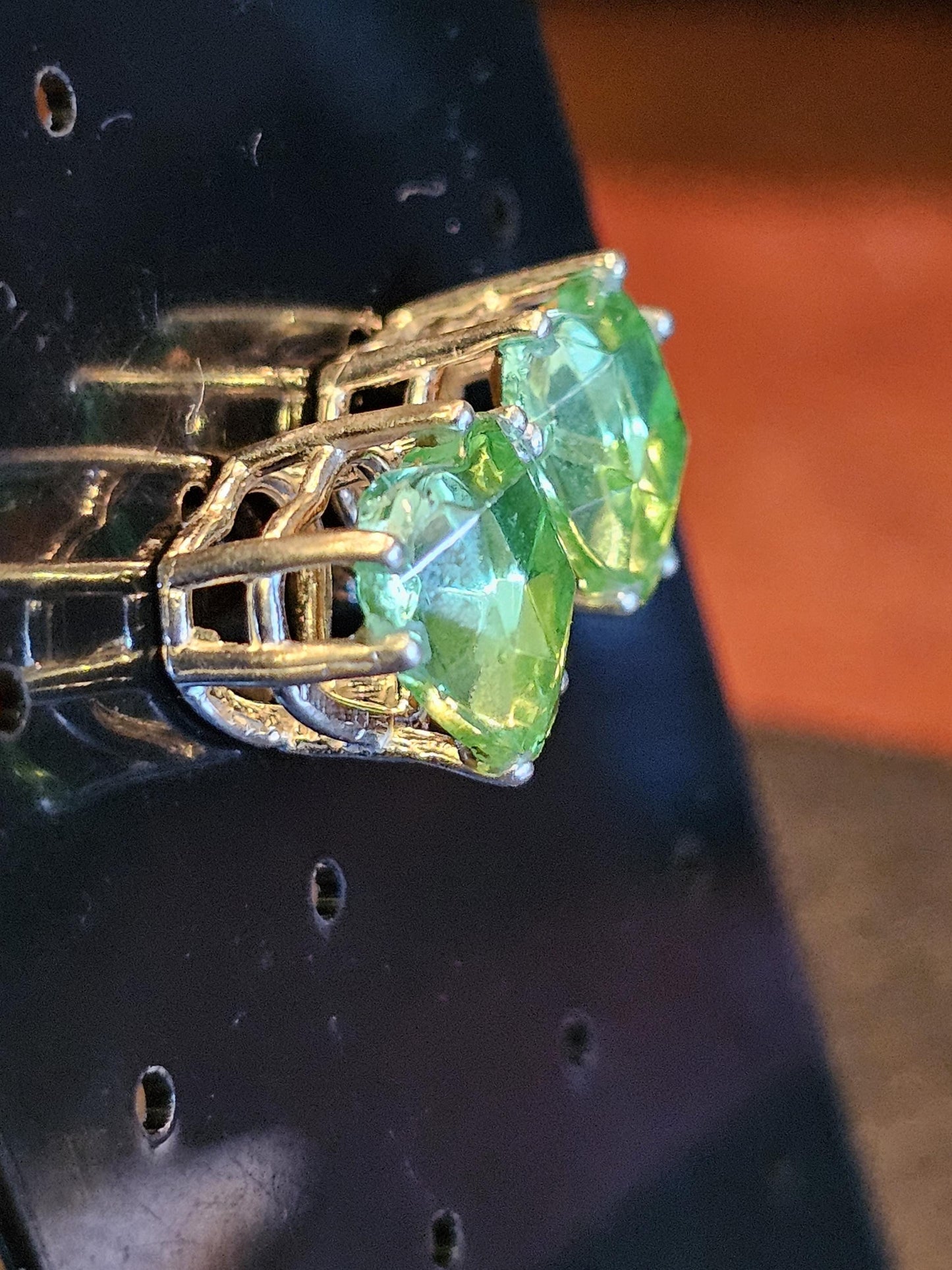 Boucles d'oreilles en verre d'uranium, en argent sterling neuf avec de grandes pierres en verre d'uranium taille cœur vintage de 10 x 9 mm, qui brillent sous la lumière noire/UV