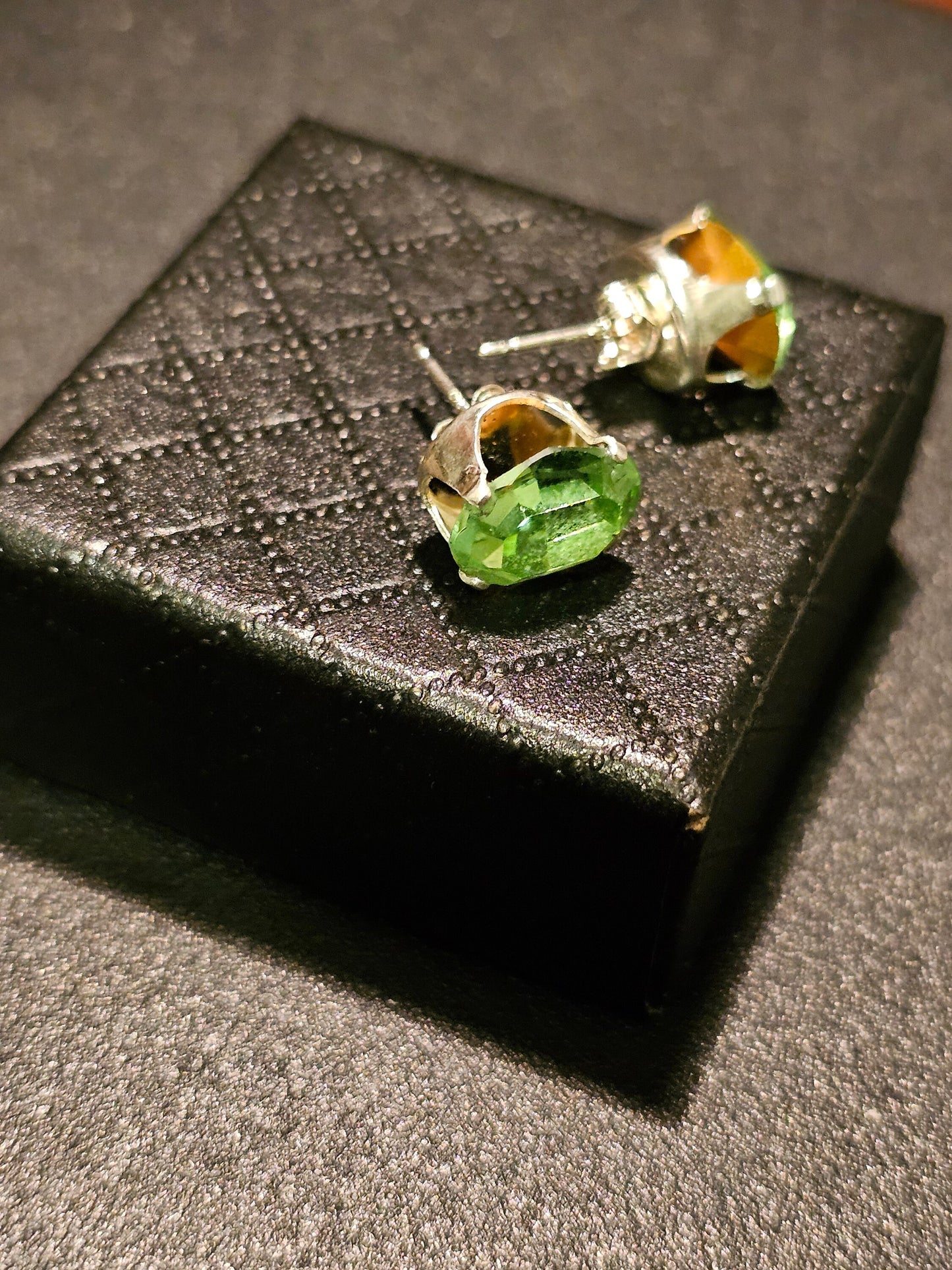 Boucles d'oreilles en verre d'uranium en argent sterling avec pierres en verre d'uranium taille ovale vintage qui brillent sous la lumière noire/UV