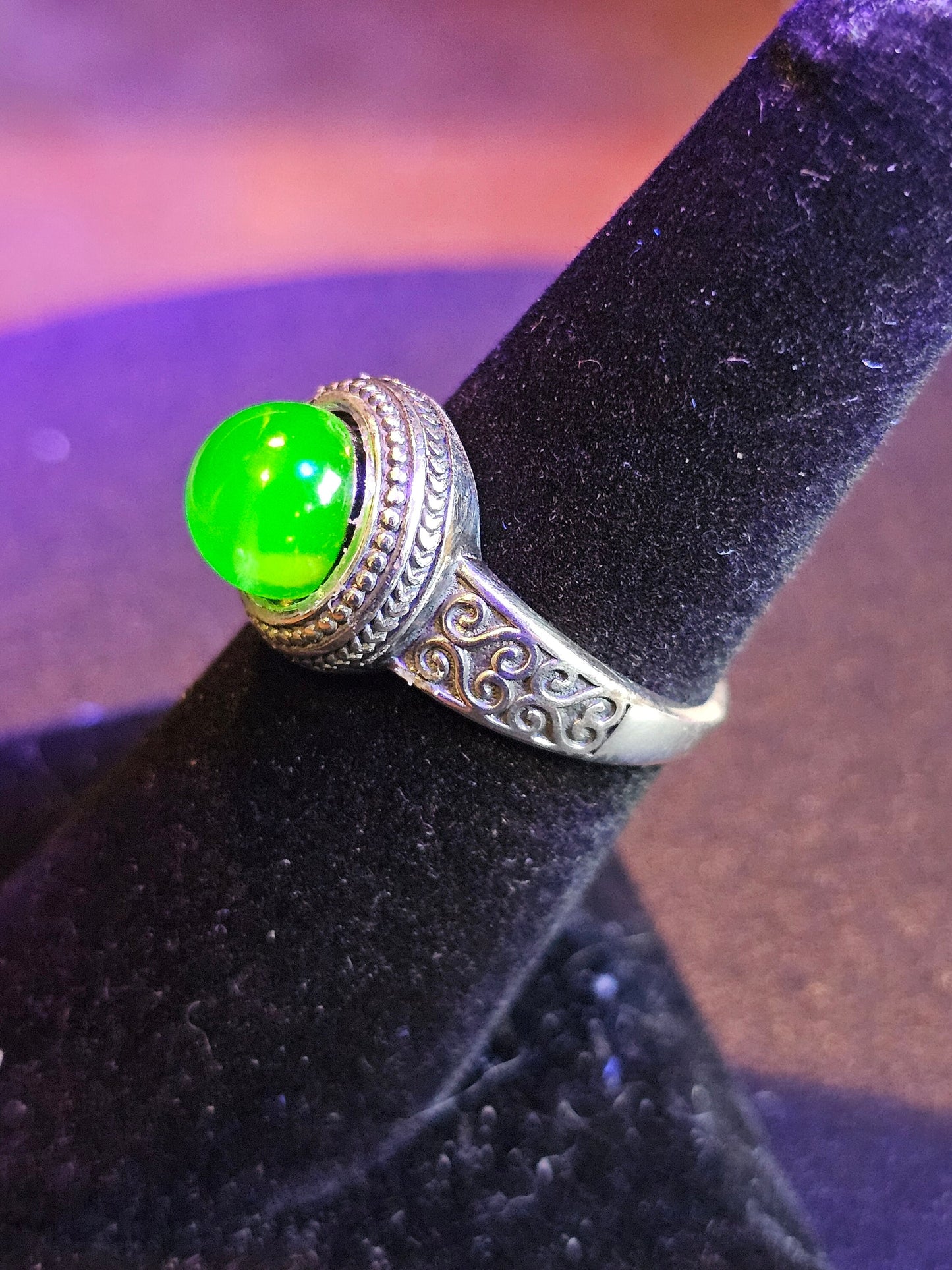 Bague réglable en verre d'uranium, en argent sterling neuf, avec une pierre de verre d'uranium ronde vintage qui brille sous la lumière noire / UV