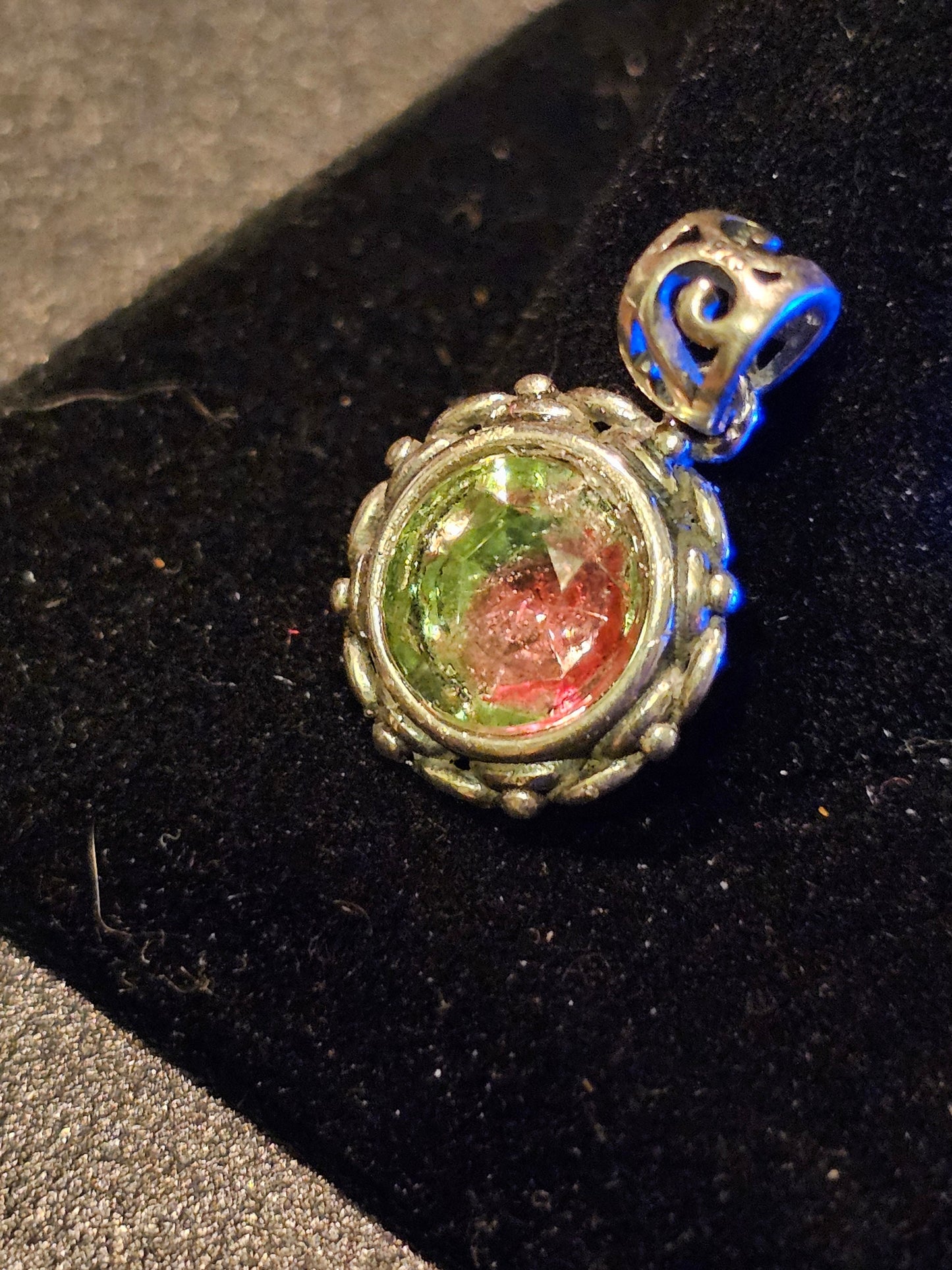 Pendentif en verre d'uranium de style vintage en argent sterling neuf avec une pierre de verre d'uranium de taille ronde vintage de 9 mm qui brille sous la lumière noire / UV