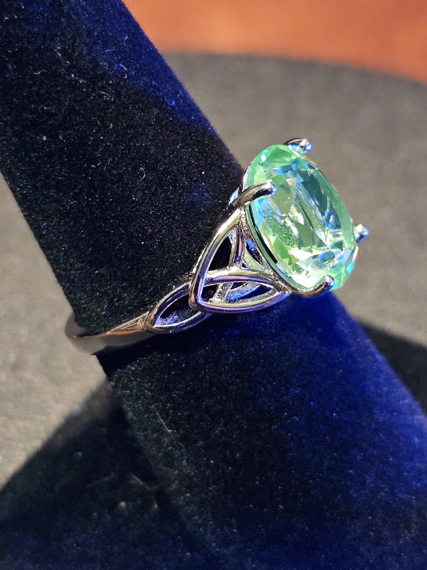 Ring im Stil eines keltischen Knotens im ovalen Uranglasschliff in Größe 6, 7, 8 oder 9. Sterlingsilber mit einem Vintage-Uranglasstein, der unter Schwarzlicht/UV-Licht leuchtet.