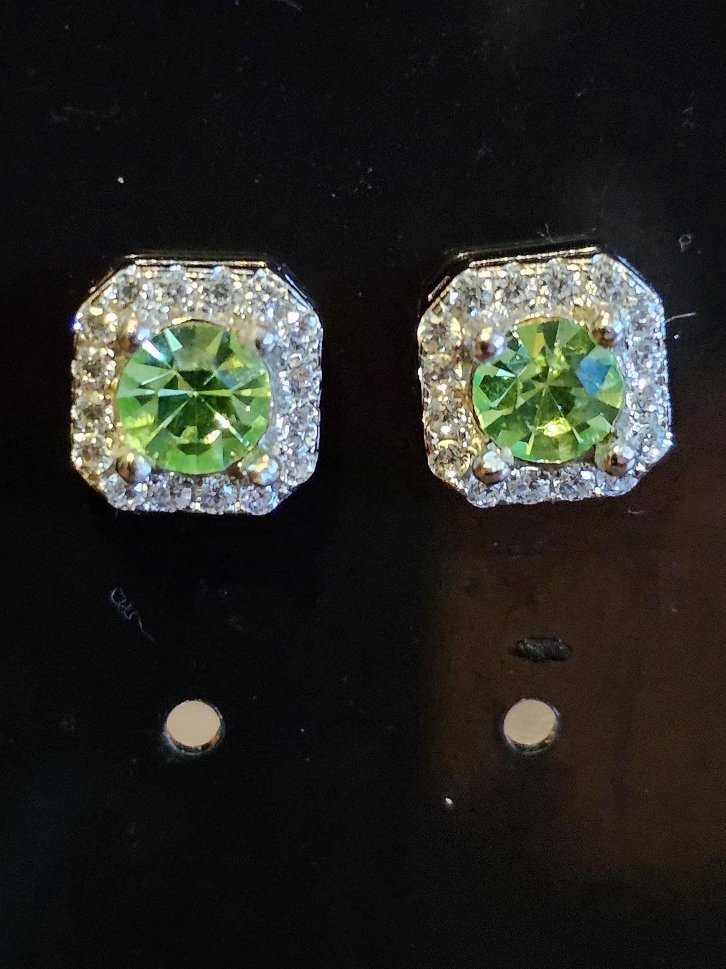 Boucles d'oreilles en verre d'uranium en argent sterling neuf avec pierres en verre d'uranium taille ovale vintage qui brillent sous la lumière noire/UV