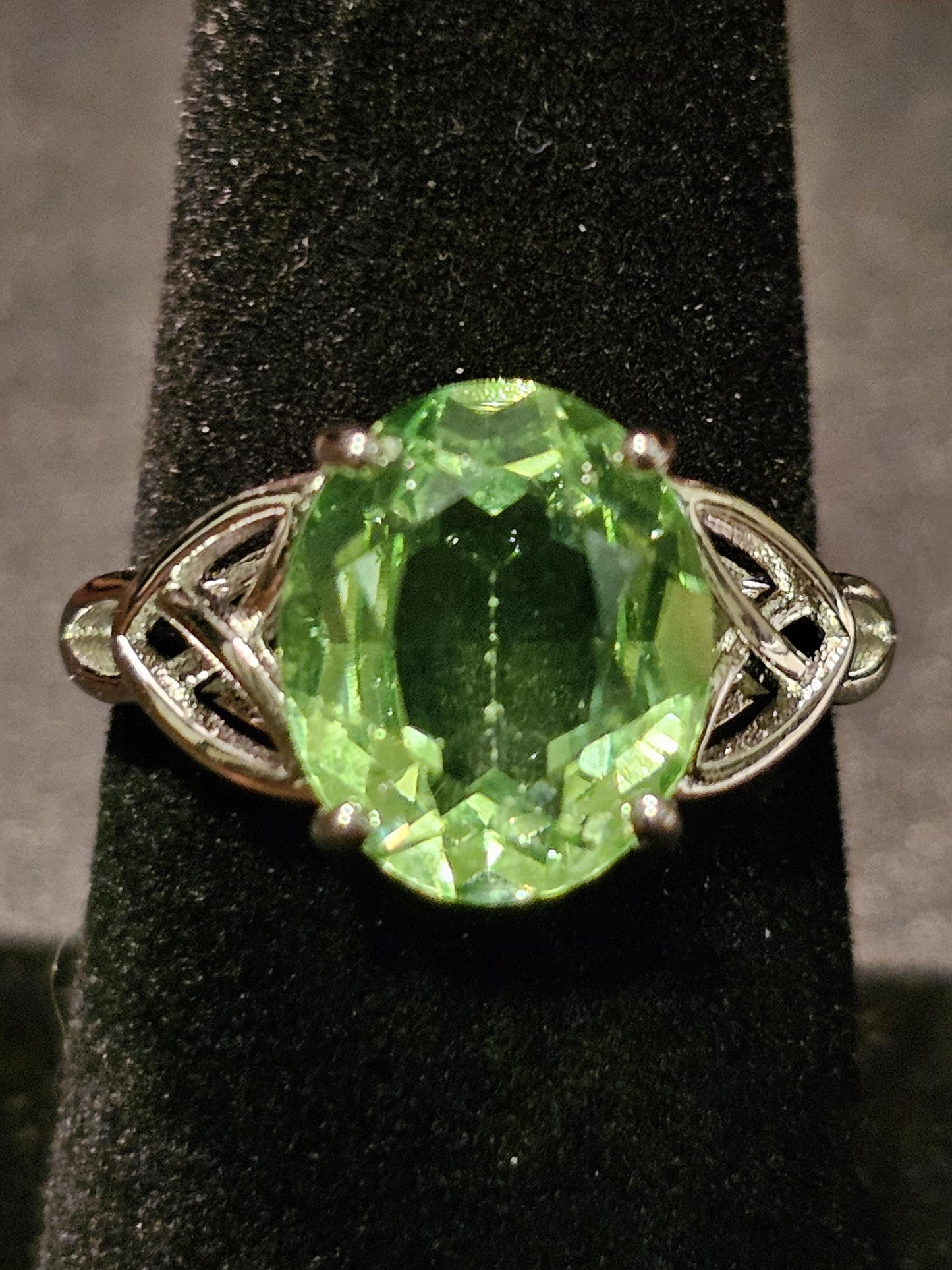 Ring im Stil eines keltischen Knotens im ovalen Uranglasschliff in Größe 6, 7, 8 oder 9. Sterlingsilber mit einem Vintage-Uranglasstein, der unter Schwarzlicht/UV-Licht leuchtet.