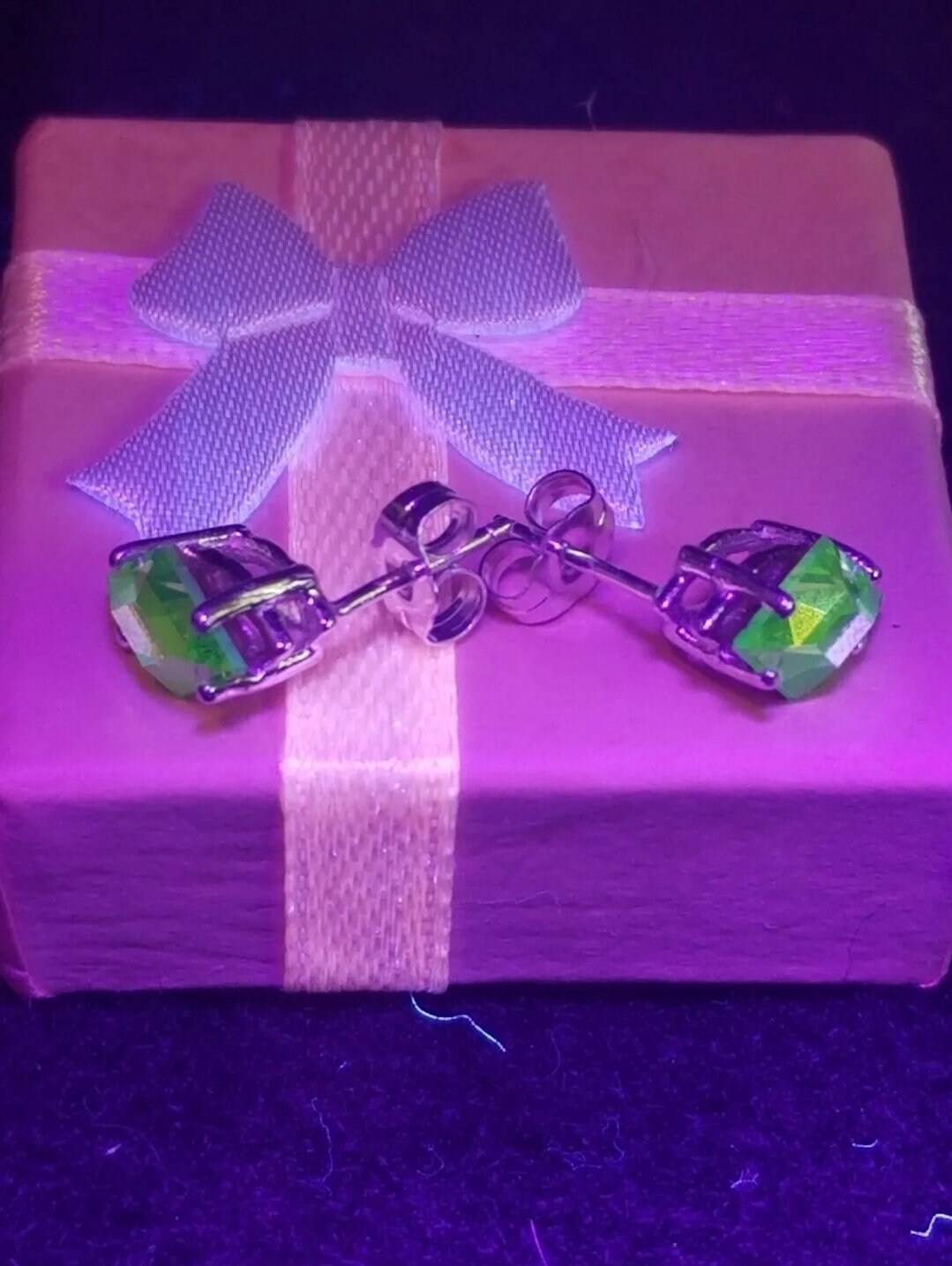 Boucles d'oreilles en verre d'uranium en argent sterling neuf avec pierres en verre d'uranium taille cerf-volant vintage, brille sous la lumière noire/UV