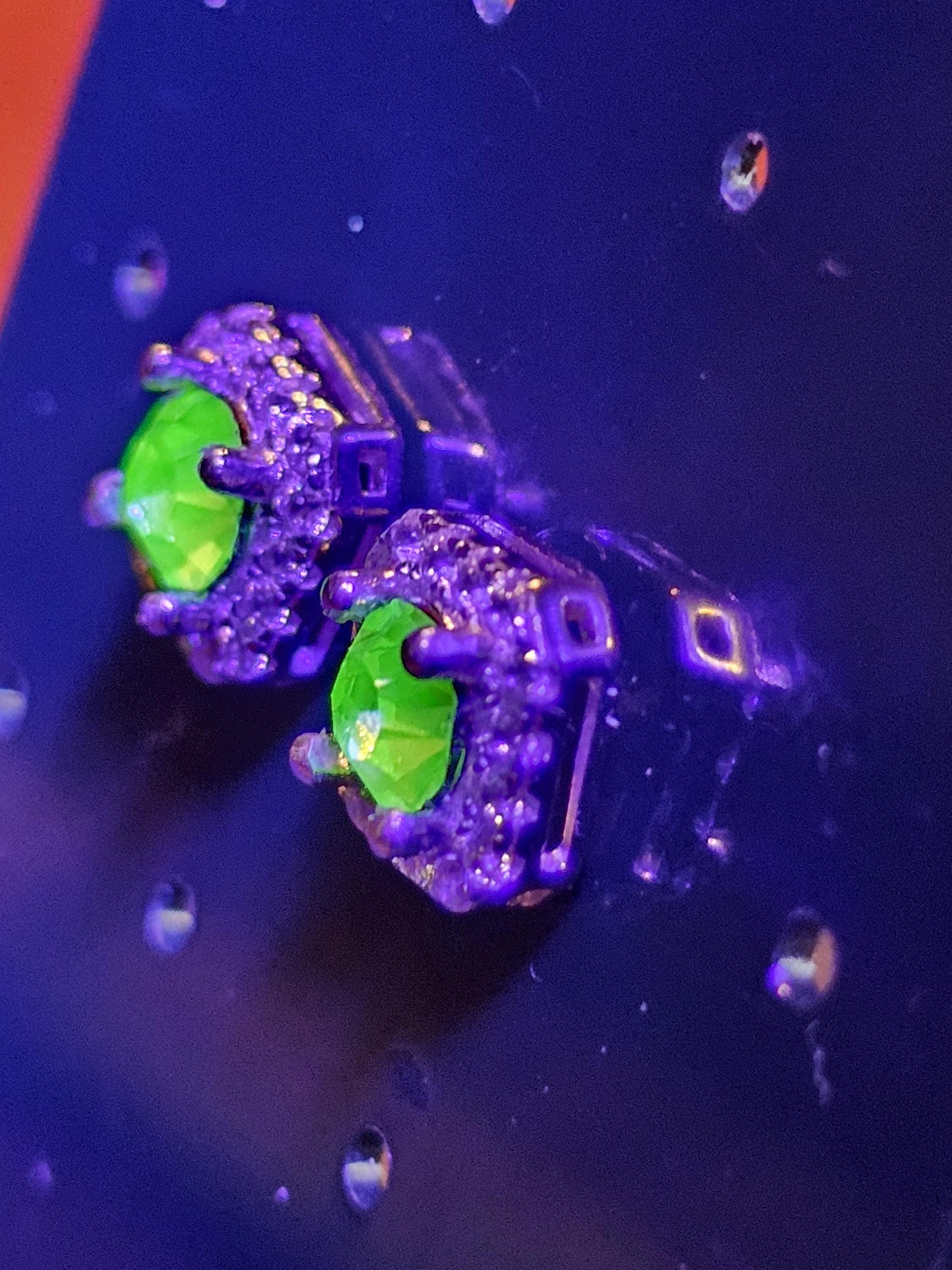 Boucles d'oreilles en verre d'uranium en argent sterling neuf avec pierres en verre d'uranium taille ovale vintage qui brillent sous la lumière noire/UV