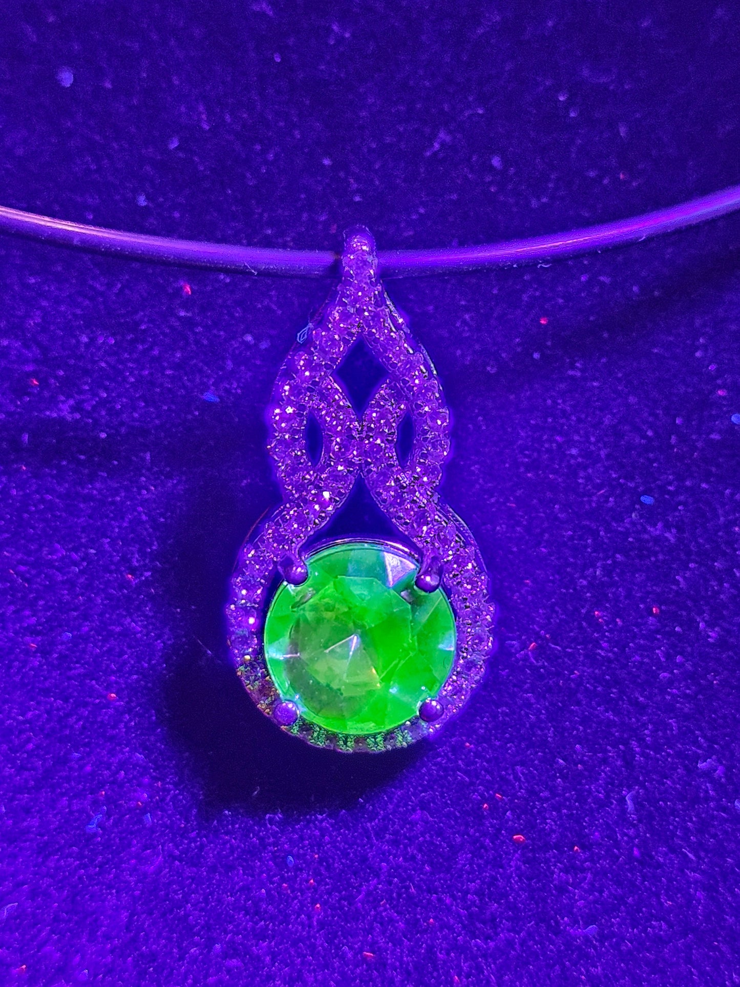 Pendentif en verre d'uranium dans un nouveau cadre en argent sterling avec une pierre de verre d'uranium taille ronde vintage de 9 ou 8 mm qui brille sous la lumière noire / UV