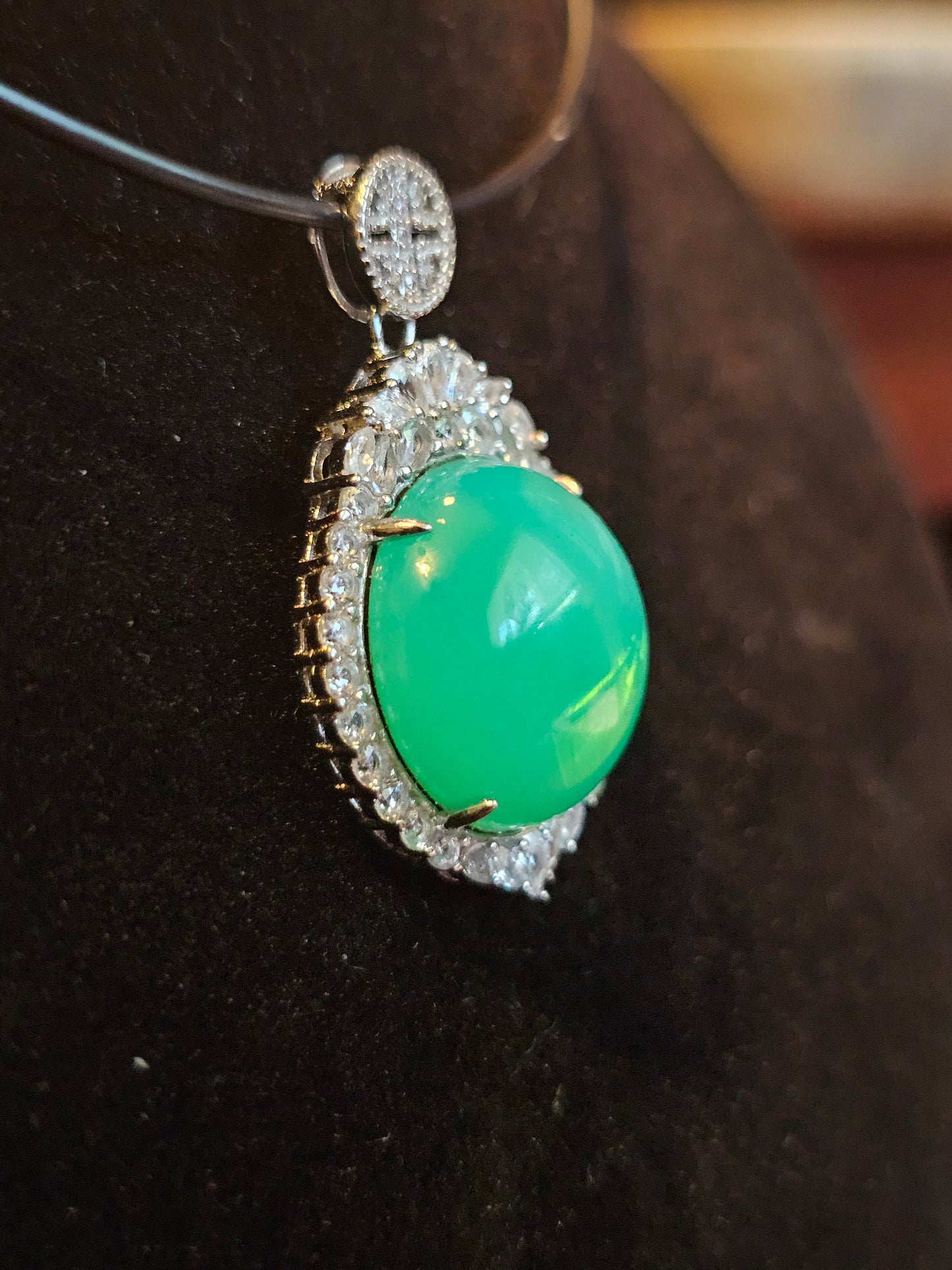 Pendentif en verre d'uranium neuf en argent sterling avec une grande pierre de verre d'uranium vintage de 18 mm à taille ronde cabochon qui brille sous la lumière noire / UV