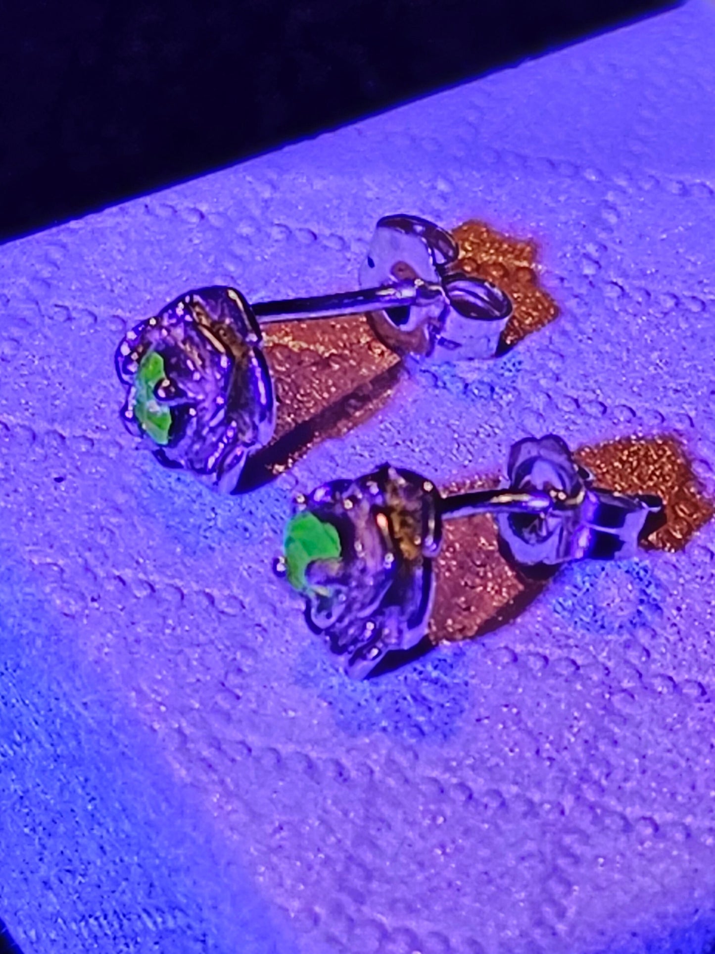 Boucles d'oreilles en verre d'uranium rose en argent sterling avec pierres en verre d'uranium rose vintage, brille sous la lumière noire/UV