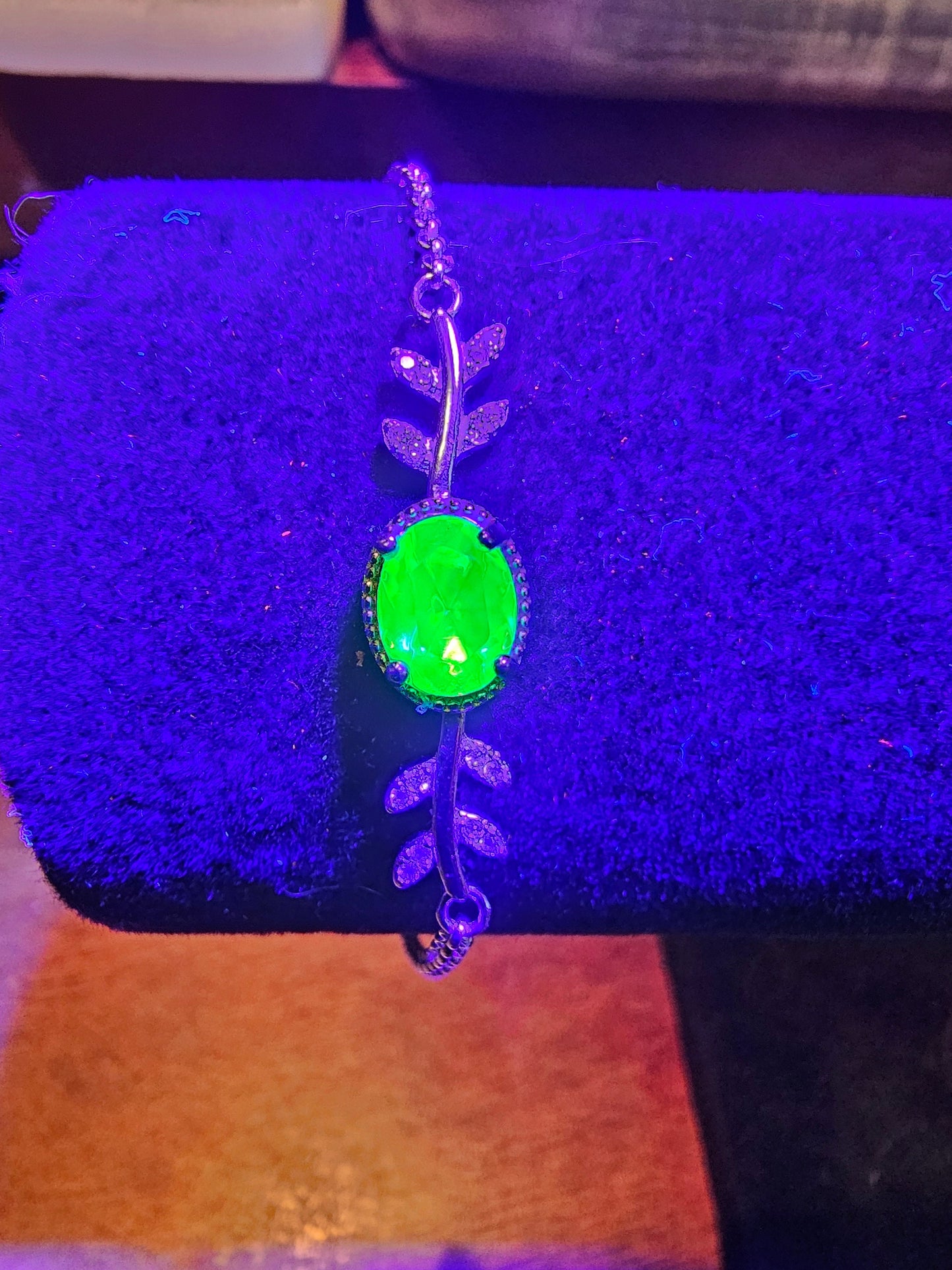 Bracelet en verre d'uranium neuf en argent sterling avec une pierre ovale en verre d'uranium vintage de 8x6 mm qui brille sous la lumière noire / UV