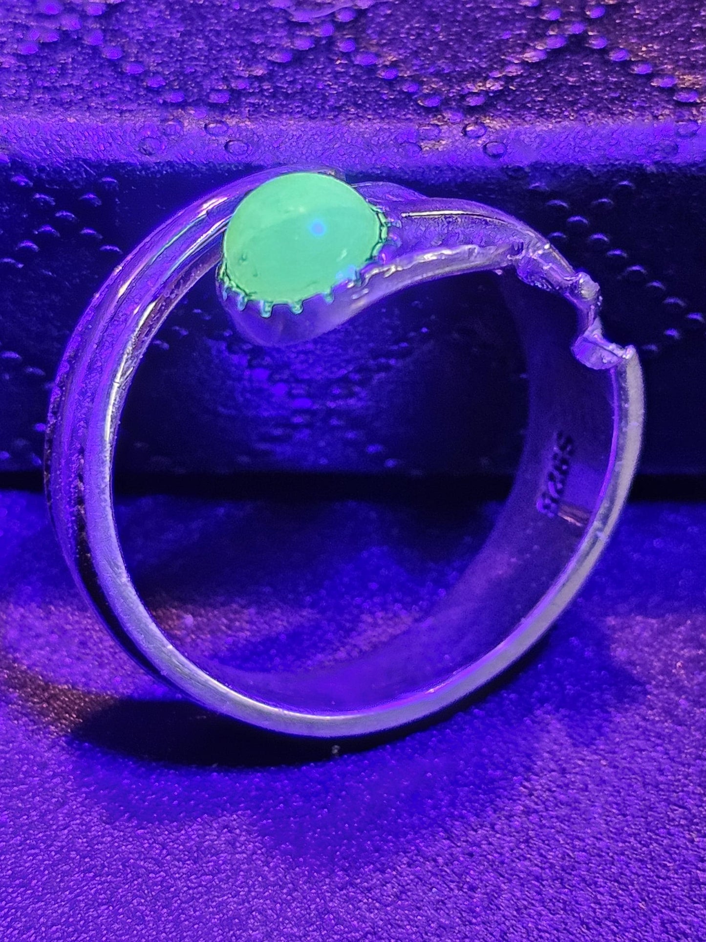 Bague ajustable en verre d'uranium, argent sterling, taille ronde, 5 mm, couleur opale, vintage, pierres en verre d'uranium qui brillent sous la lumière noire / UV