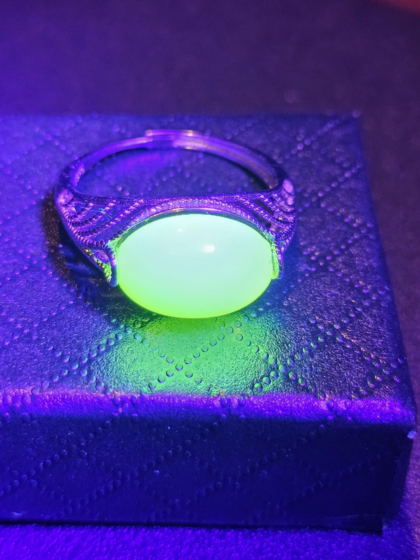 Bague réglable en verre d'uranium, argent sterling neuf avec dessus lisse vintage, pierre ovale en verre d'uranium de couleur opale qui brille sous la lumière noire / UV