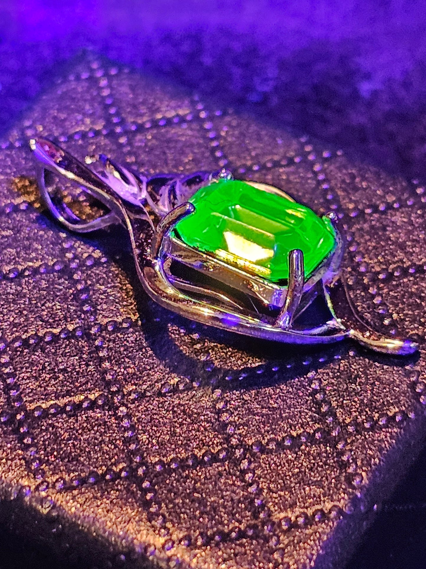 Pendentif en verre d'uranium en argent sterling neuf avec une pierre de verre d'uranium taille émeraude vintage qui brille sous la lumière noire / UV