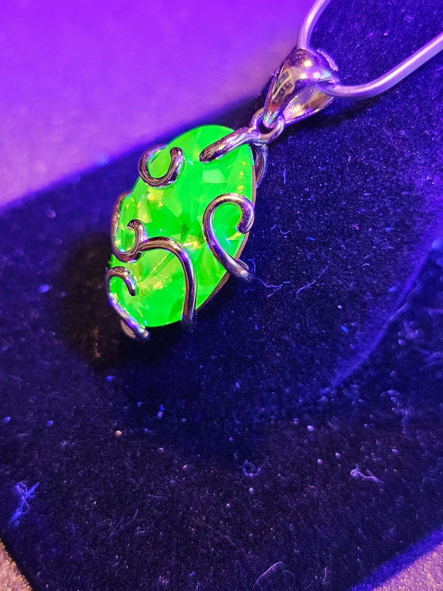 Pendentif en verre d'uranium en argent sterling neuf avec une pierre de verre d'uranium taille ovale vintage de 18 x 13 mm qui brille sous la lumière noire / UV