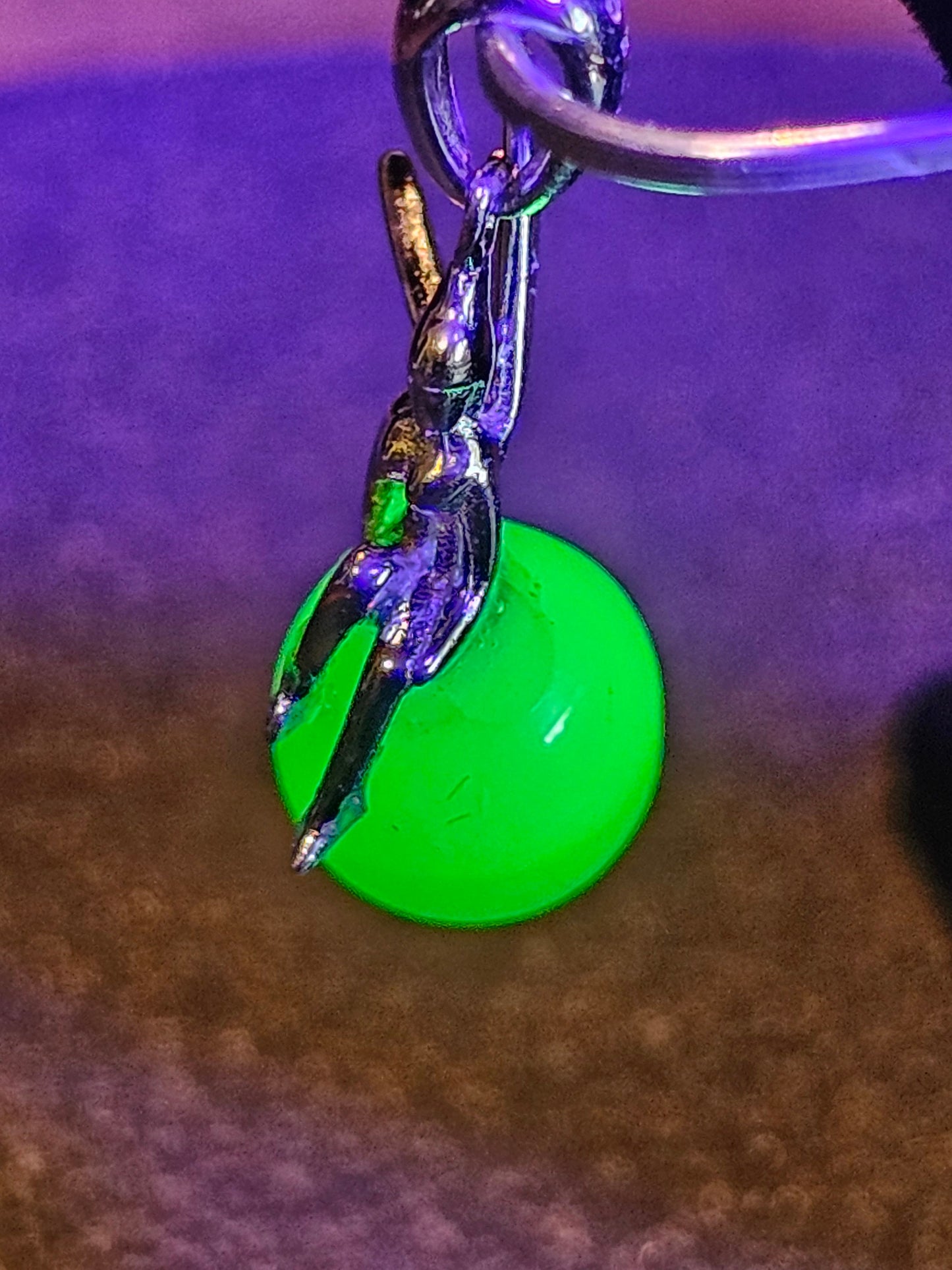 Pendentif en verre d'uranium dans un nouveau design de fée en argent sterling avec une perle vintage de 8 mm en verre d'uranium qui brille sous la lumière noire / UV