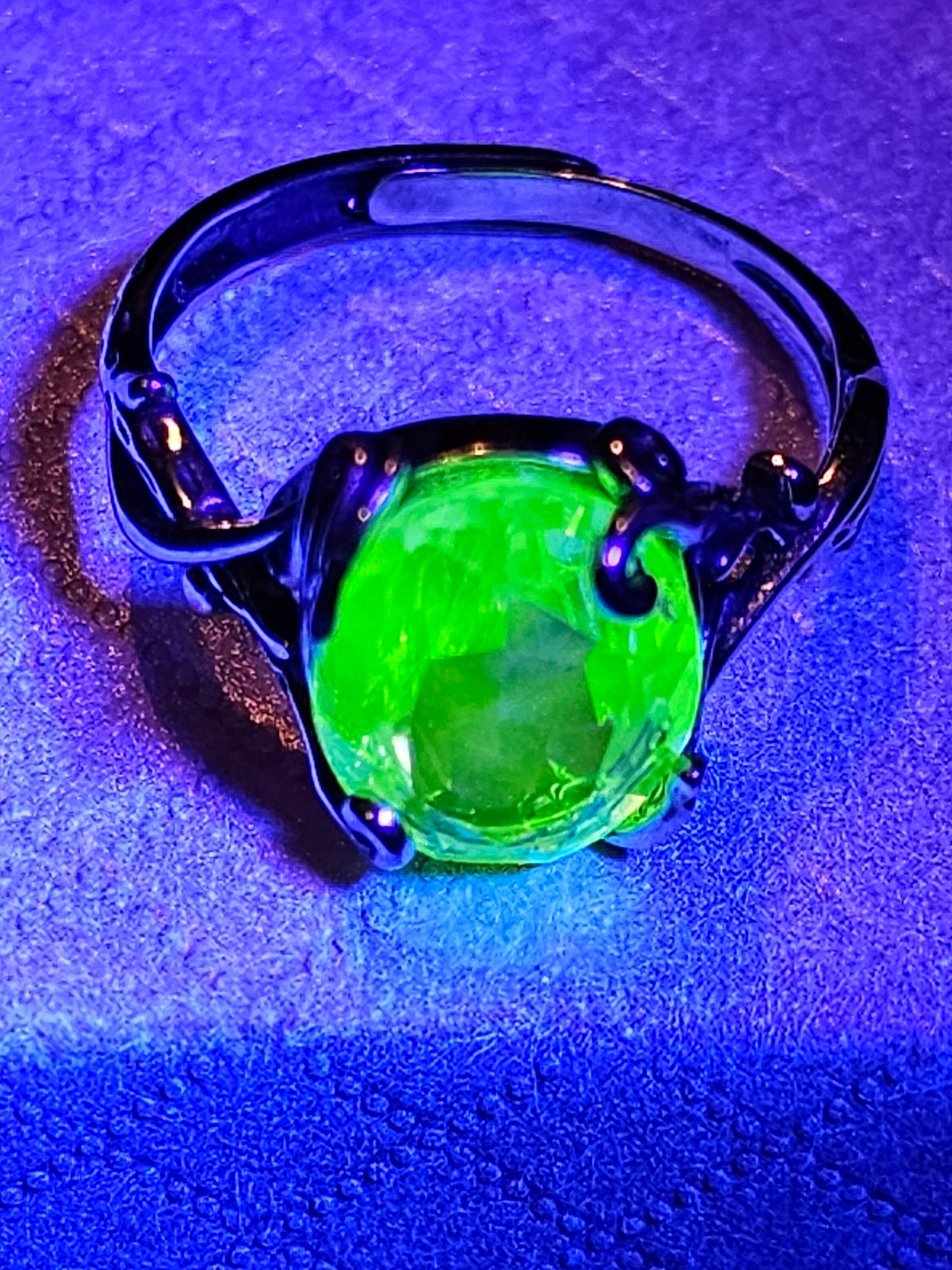 Bague réglable en verre d'uranium en argent sterling avec une grande pierre ovale en verre d'uranium vintage de taille ovale qui brille sous la lumière noire / UV