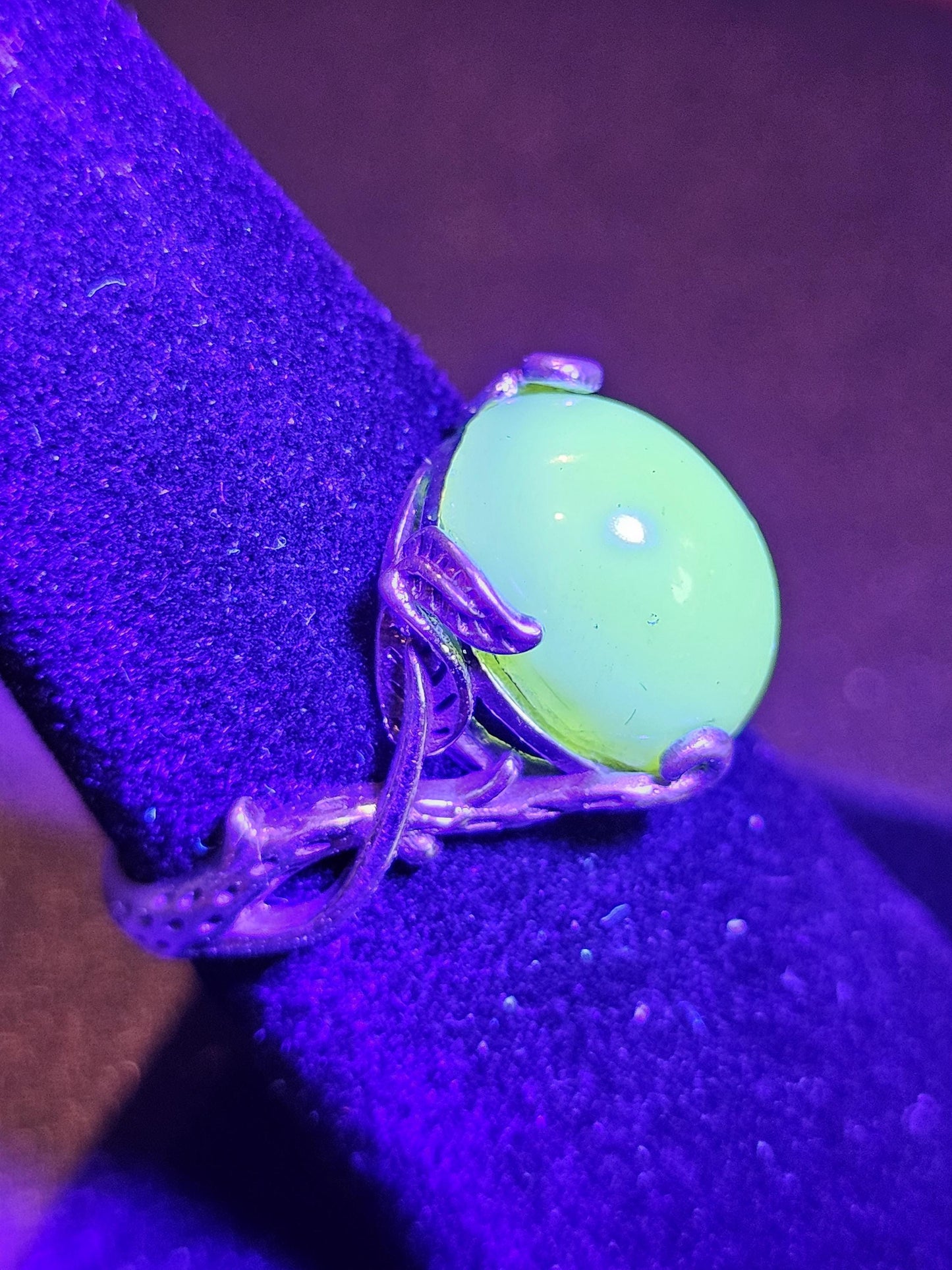 Bague réglable en verre d'uranium en argent sterling neuf avec une grande pierre de lune ovale en verre d'uranium vintage de 12 x 10 mm qui brille sous la lumière noire / UV