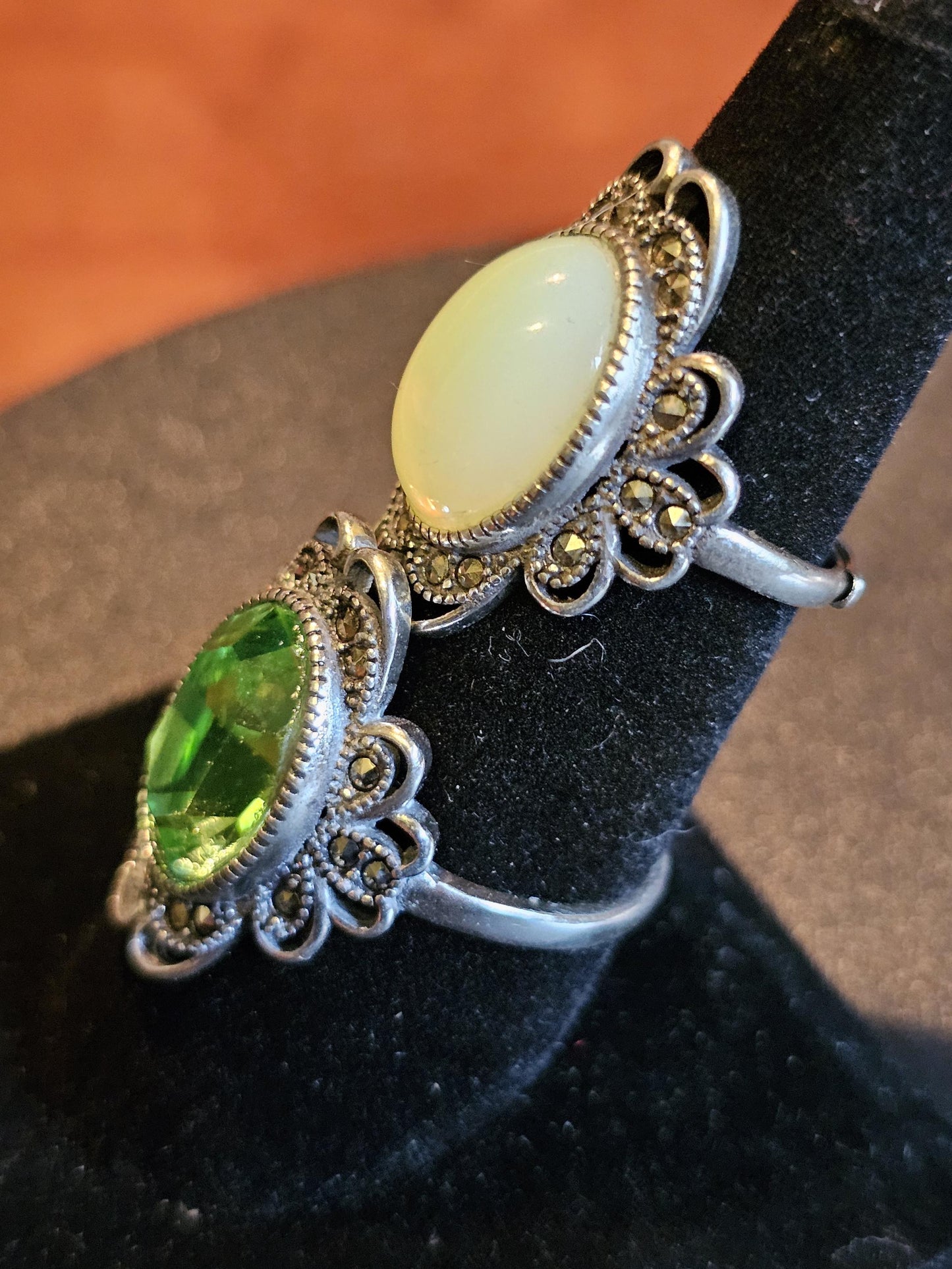 Verstellbarer Ring aus Uranglas im neuen Sterlingsilber-Vintage-Stil mit großem ovalen Vintage-Uranglasstein, der unter Schwarzlicht/UV-Licht leuchtet