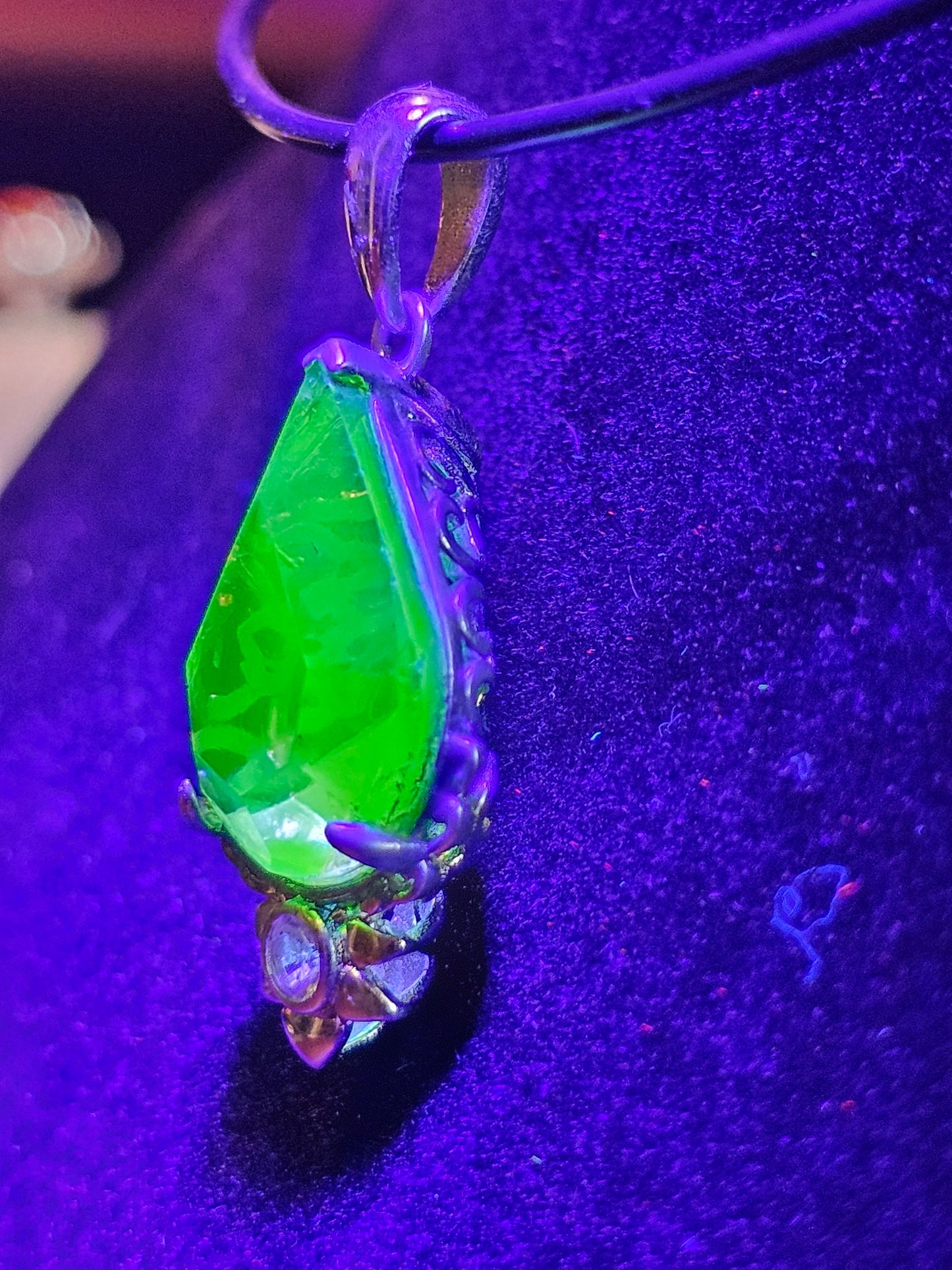Pendentif en verre d'uranium en argent sterling neuf avec une grande pierre de verre d'uranium vintage taille poire de 18 x 13 mm qui brille sous la lumière noire / UV