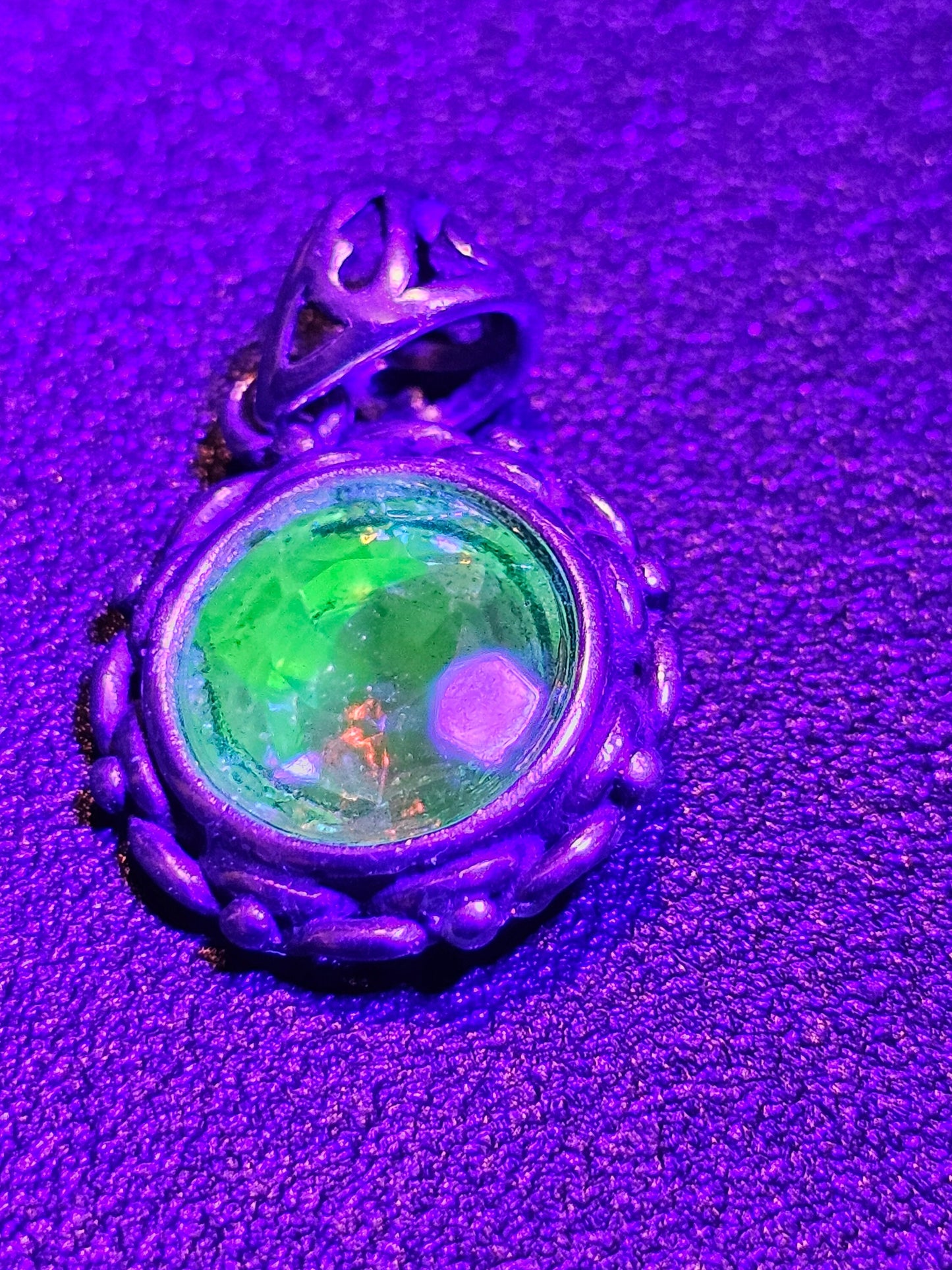 Pendentif en verre d'uranium de style vintage en argent sterling neuf avec une pierre de verre d'uranium de taille ronde vintage de 9 mm qui brille sous la lumière noire / UV