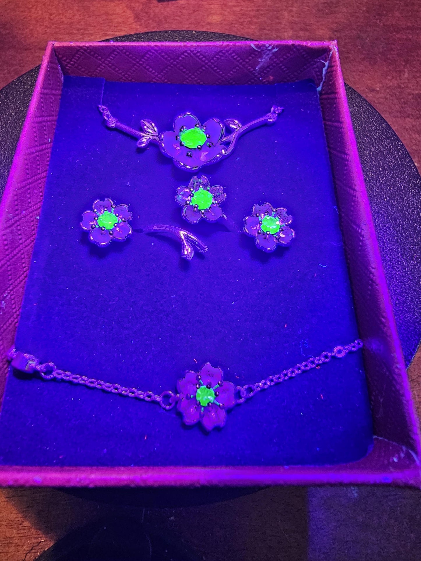 Coffret cadeau de bijoux en verre d'uranium Bague réglable en argent sterling, boucles d'oreilles, collier, bracelet vintage Le verre d'uranium brille sous la lumière noire/UV
