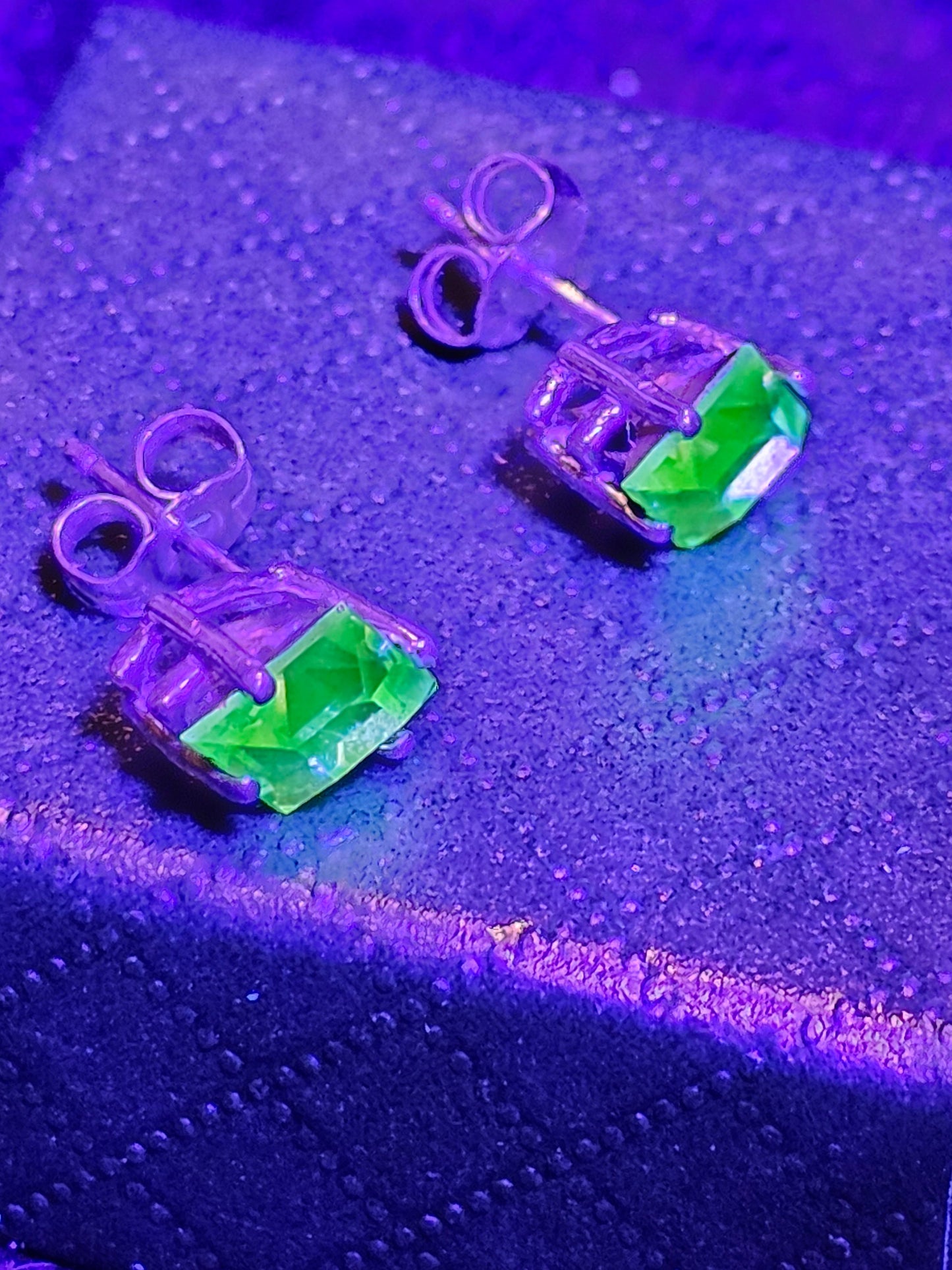 Boucles d'oreilles en verre d'uranium en argent sterling neuf avec pierres en verre d'uranium taille cerf-volant vintage, brille sous la lumière noire/UV