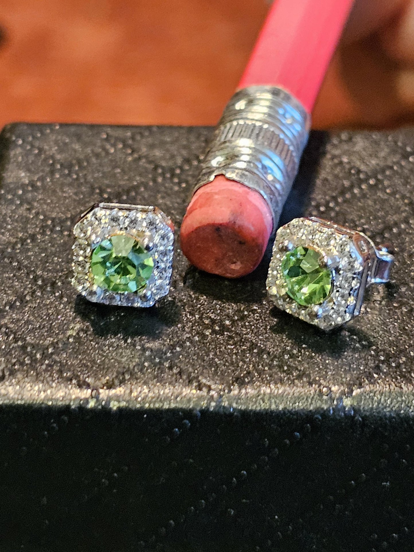 Boucles d'oreilles en verre d'uranium en argent sterling neuf avec pierres en verre d'uranium taille ovale vintage qui brillent sous la lumière noire/UV