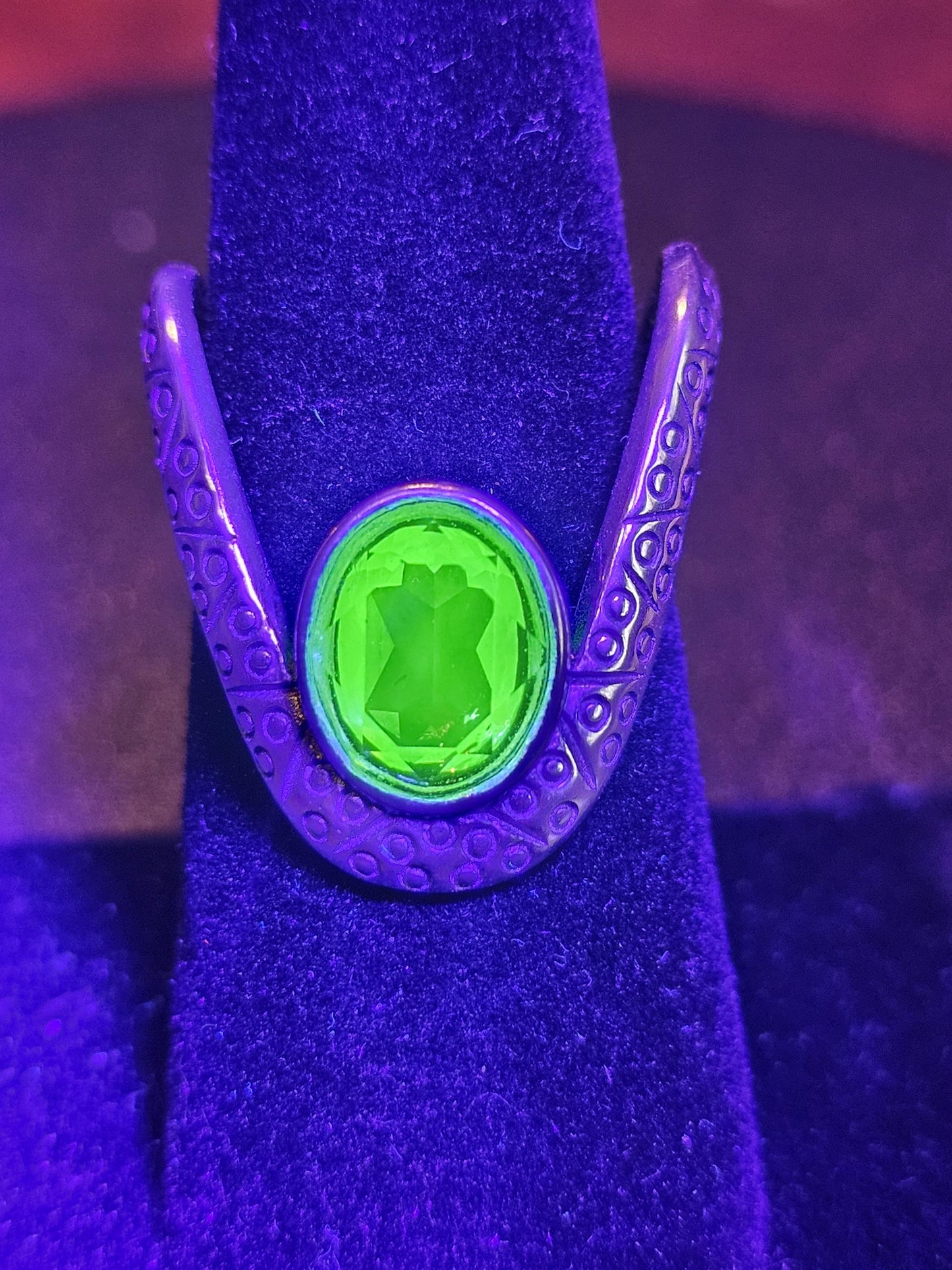 Verstellbarer Ring aus Uranglas in neuem Sterlingsilber, sehr einzigartiges Design mit einem Vintage-Uranglasstein, der unter Schwarzlicht/UV-Licht leuchtet