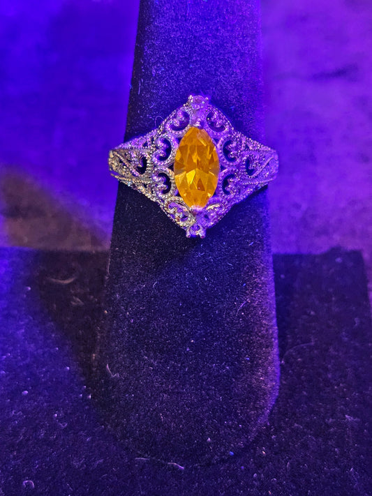 Cadmiumglas-Ring im Marquiseschliff, Größe 7,5, Sterlingsilber im Art-Deco-Stil mit einem Vintage-Cadmiumglasstein, der unter Schwarzlicht/UV-Licht leuchtet