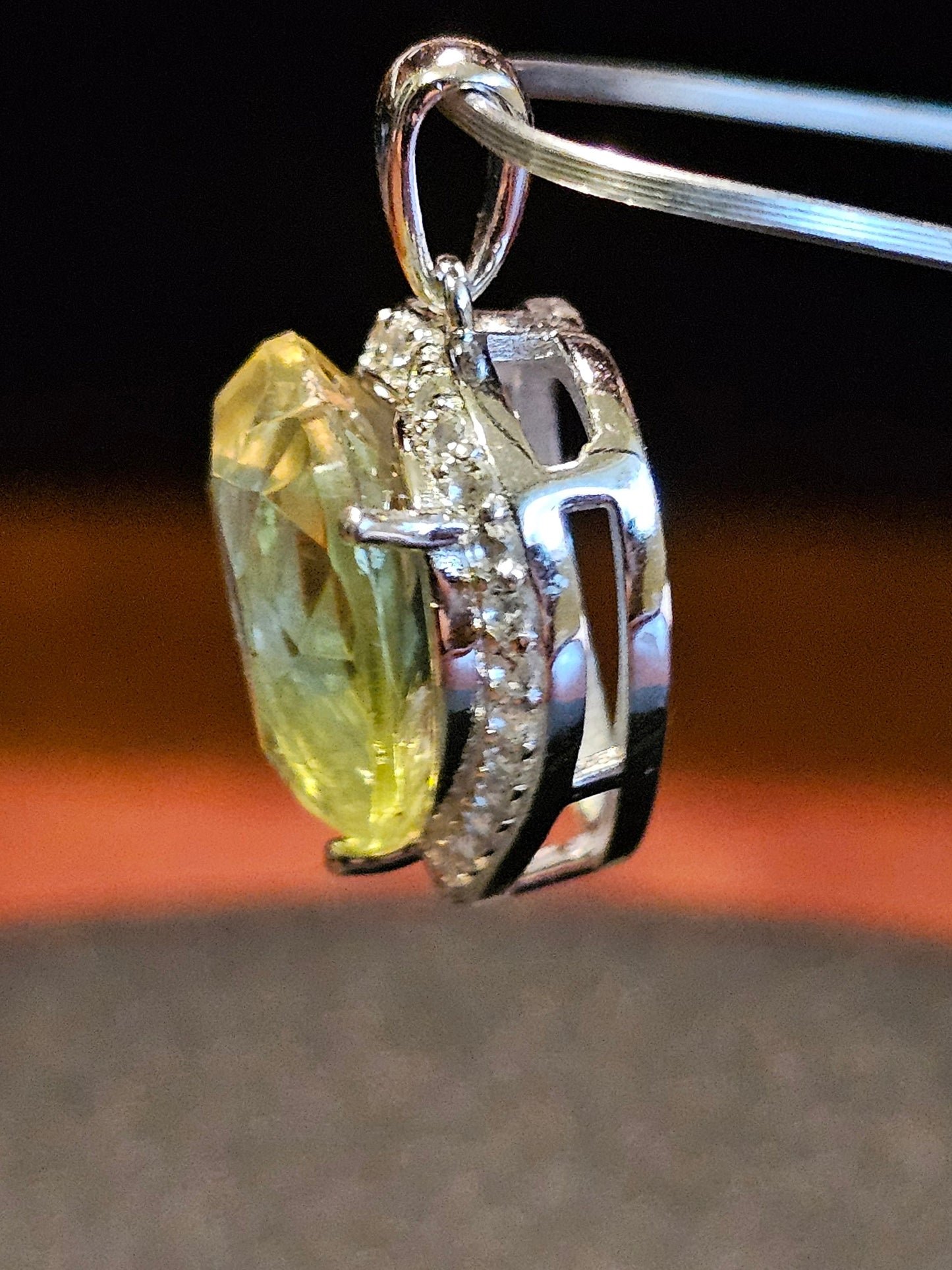 Pendentif en verre d'uranium dans un nouveau cadre en argent sterling avec une pierre de verre d'uranium vintage de 14 mm taillée en cœur qui brille sous la lumière noire / UV