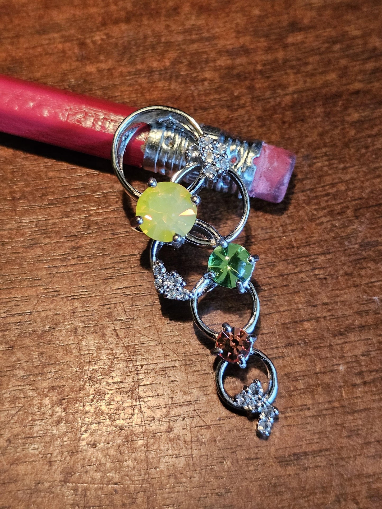 Pendentif en verre d'uranium dans un nouveau design de cercle en argent sterling avec plusieurs pierres de verre d'uranium vintage qui brillent sous la lumière noire / UV