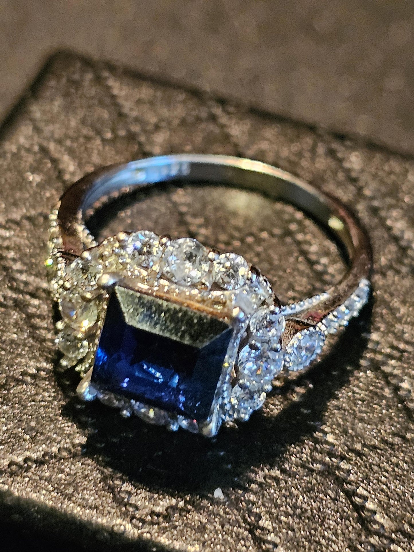 Bague en verre d'uranium taille princesse taille 6, 7, 8 en argent sterling de style halo avec une pierre de verre d'uranium bleu rare qui brille sous la lumière noire / UV