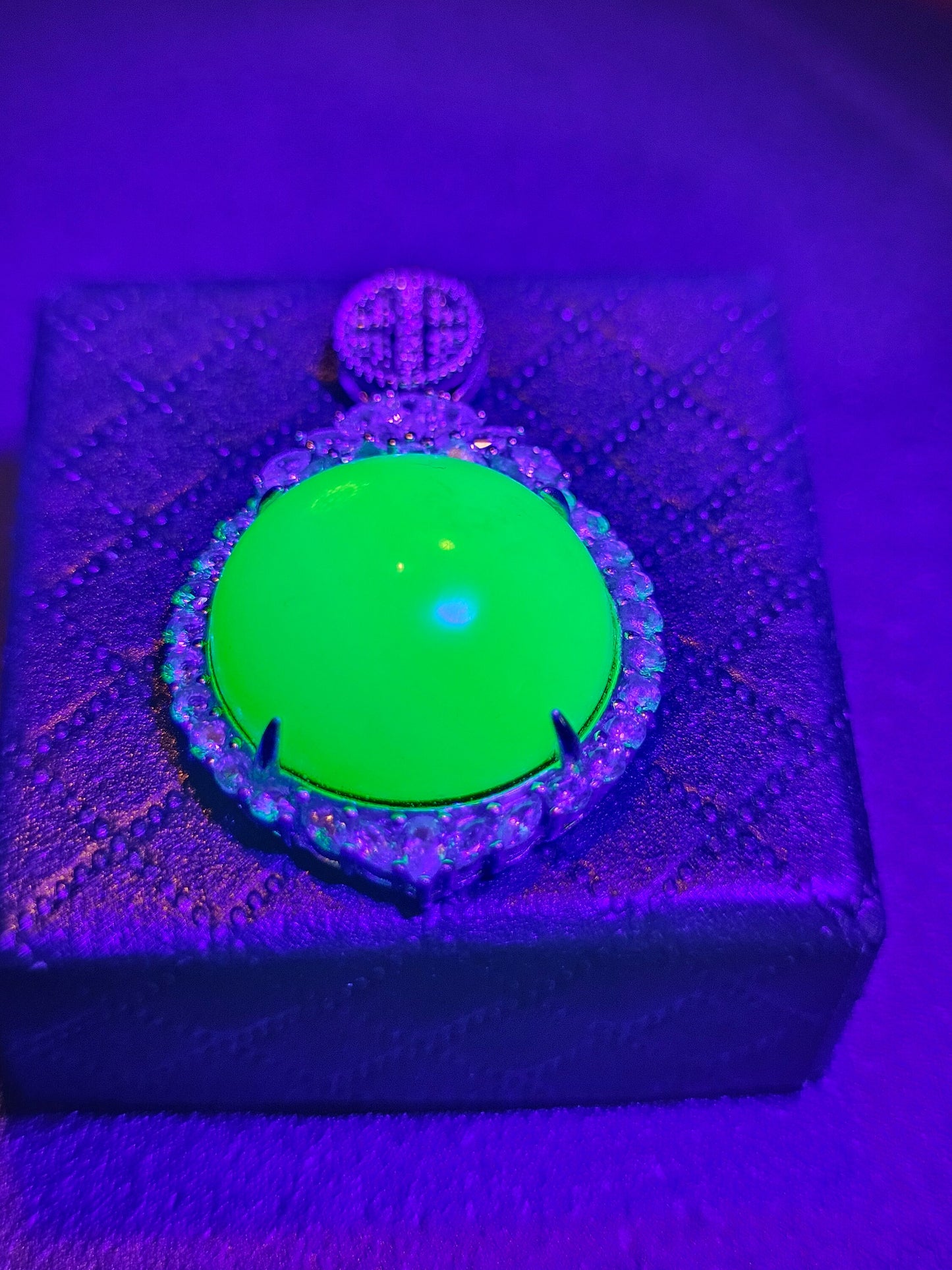 Pendentif en verre d'uranium neuf en argent sterling avec une grande pierre de verre d'uranium vintage de 18 mm à taille ronde cabochon qui brille sous la lumière noire / UV