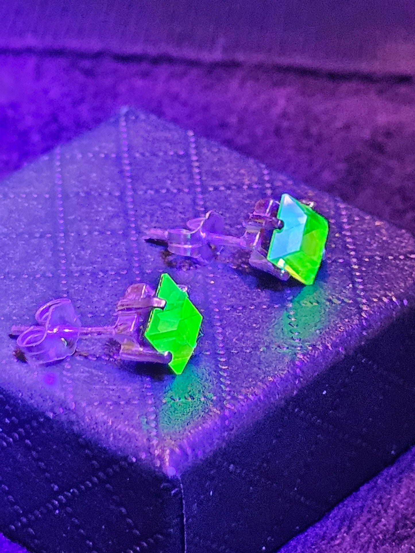 Boucles d'oreilles en verre d'uranium en argent sterling neuf avec pierres en verre d'uranium taille princesse vintage, 6 mm, brille sous la lumière noire/UV