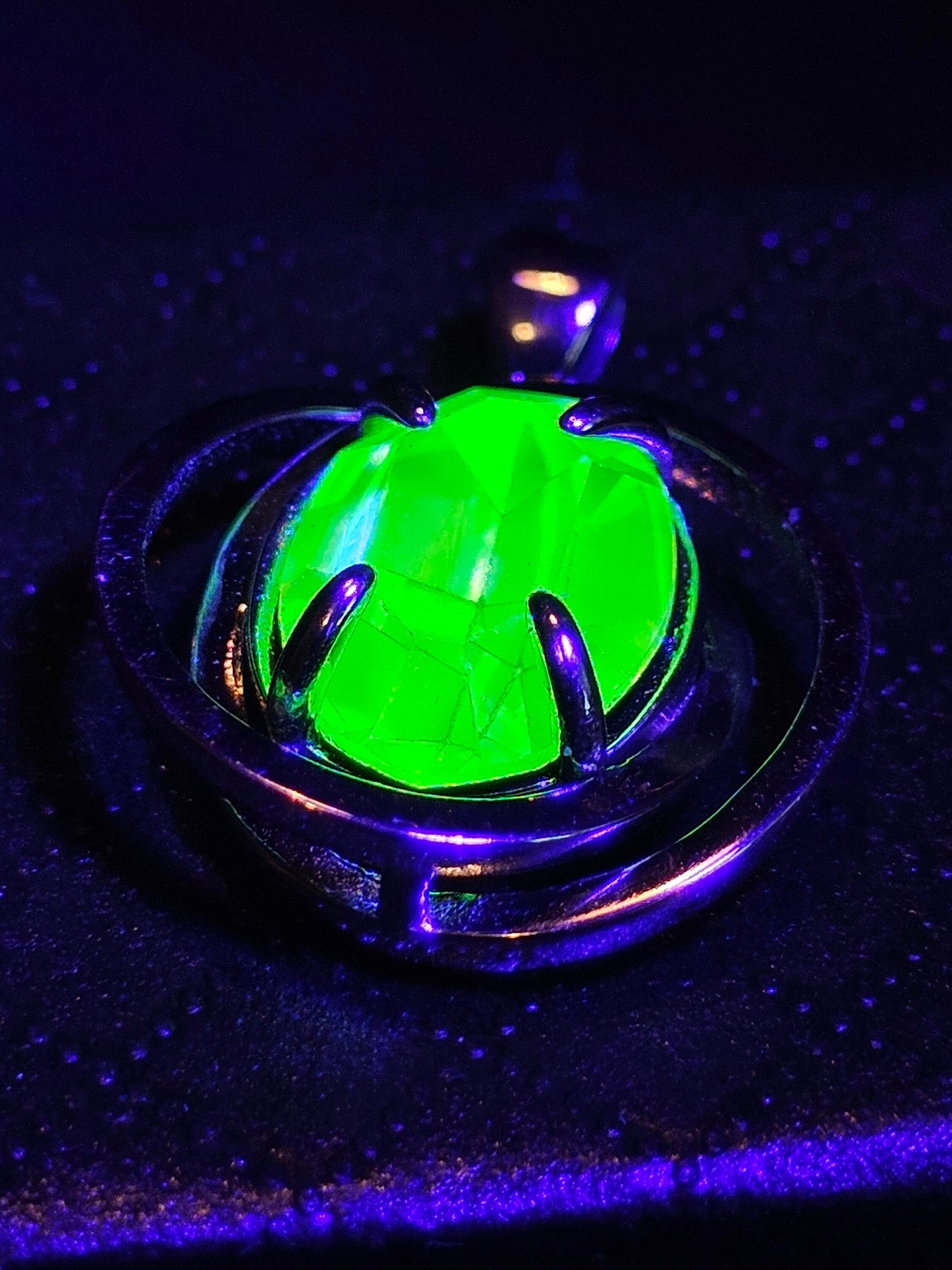 Pendentif en verre d'uranium en argent sterling de style Infinity avec pierre de verre d'uranium ovale vintage de 14 x 10 mm qui brille sous la lumière noire / UV