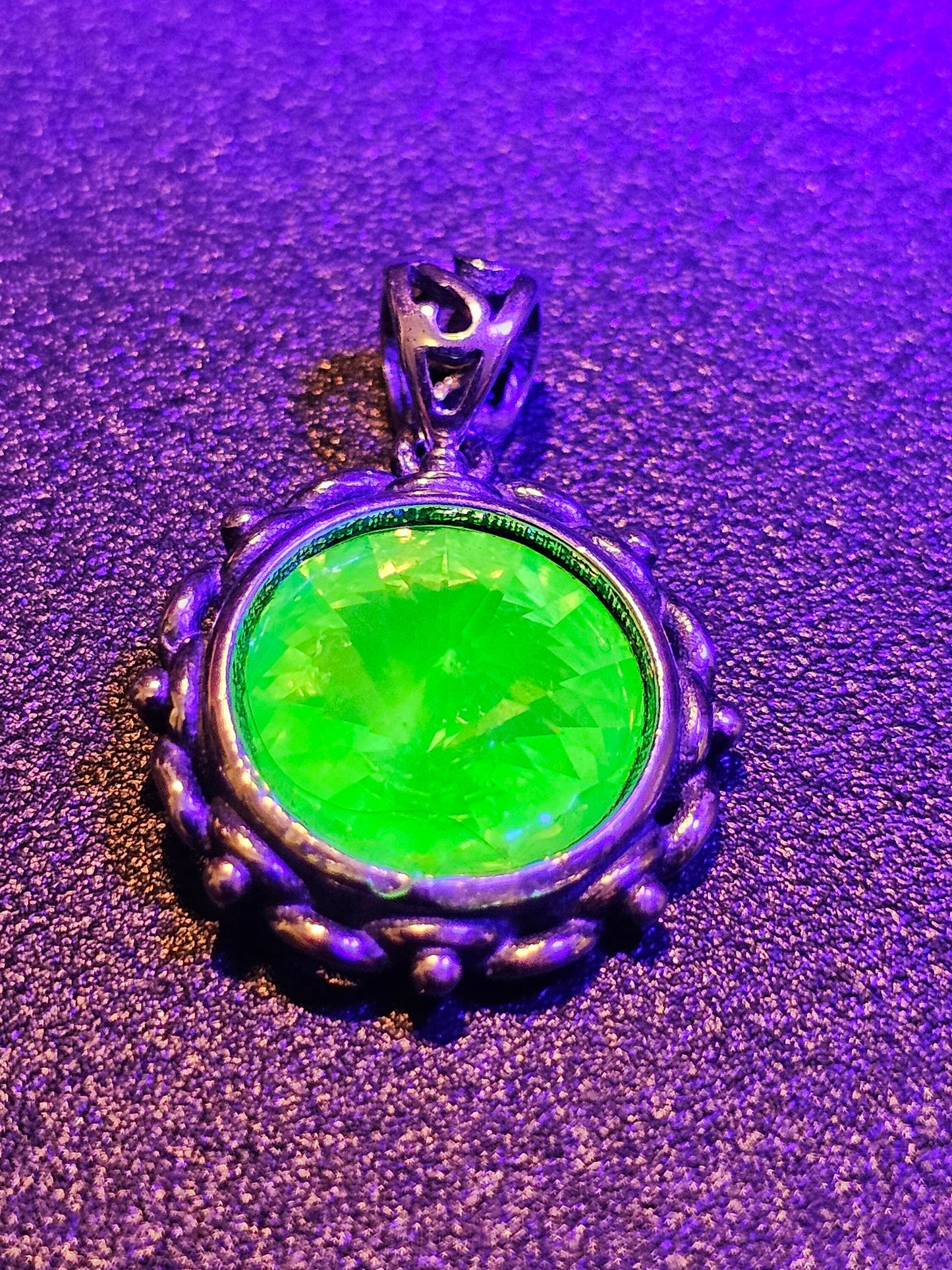 Pendentif en verre d'uranium de style vintage en argent sterling neuf avec une pierre de verre d'uranium ronde vintage de 12 mm qui brille sous la lumière noire / UV
