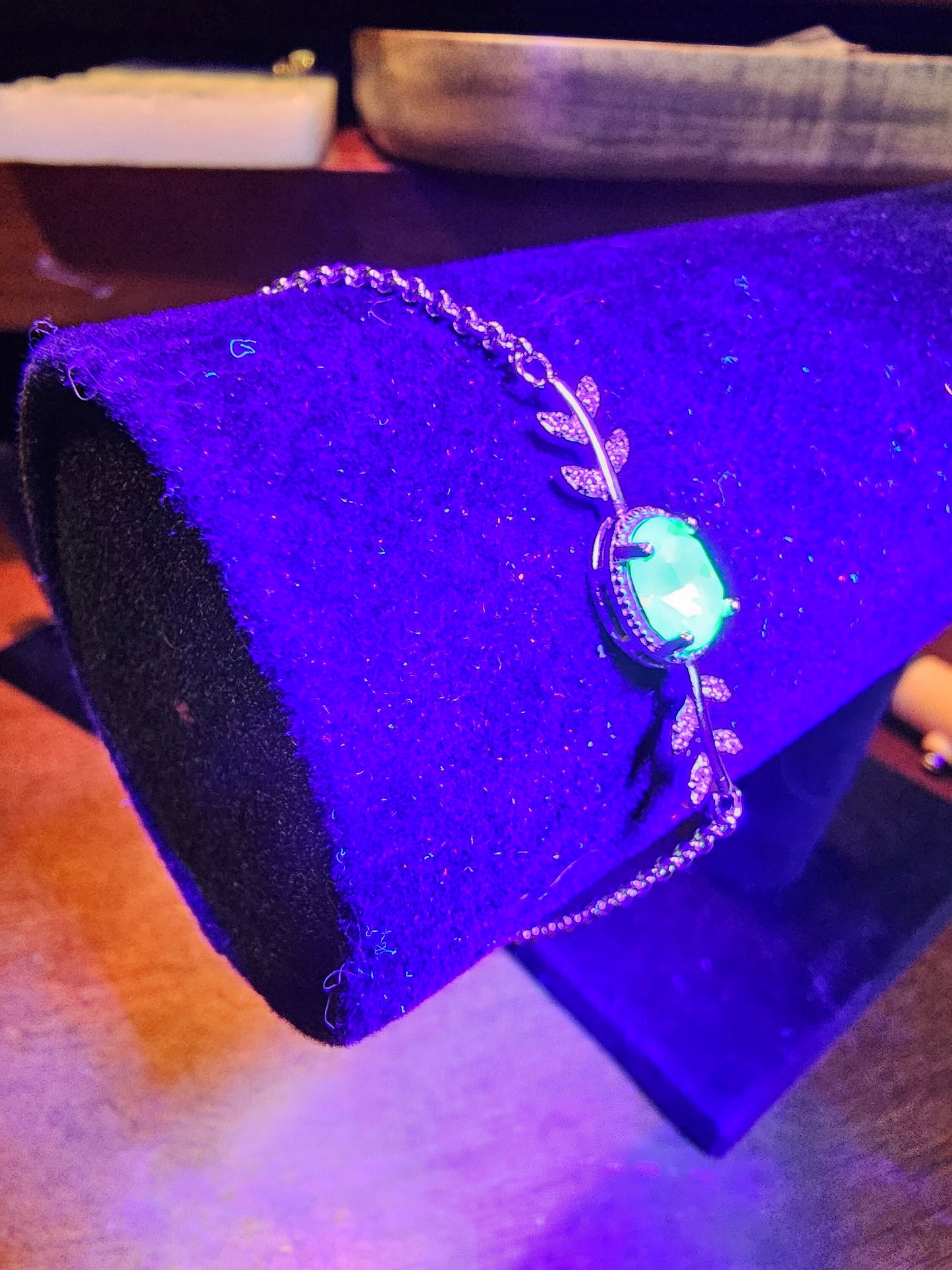 Bracelet en verre d'uranium neuf en argent sterling avec une pierre ovale en verre d'uranium vintage de 8x6 mm qui brille sous la lumière noire / UV