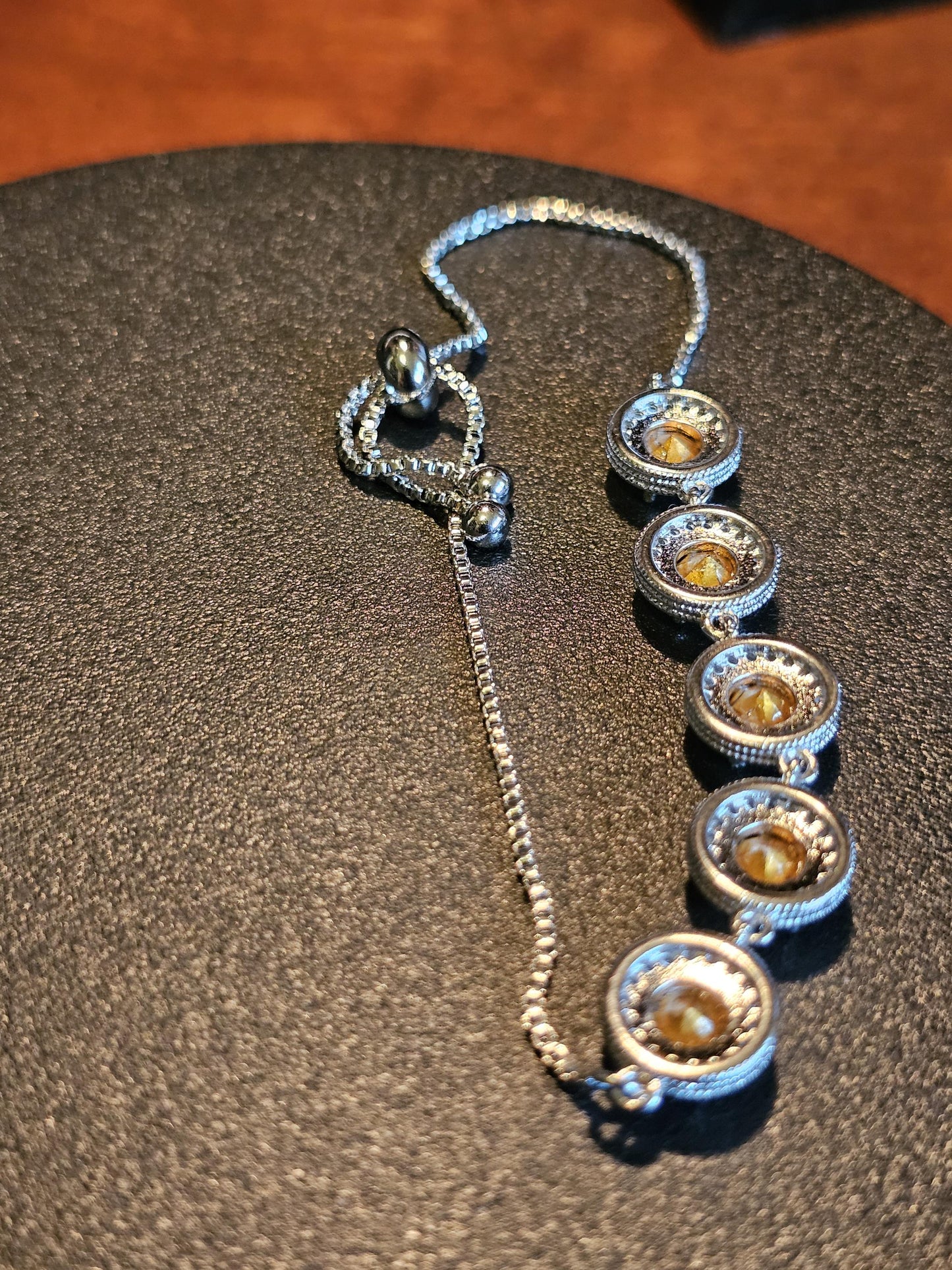 Bracelet en verre d'uranium neuf plaqué argent sterling avec cinq pierres rondes en verre d'uranium vintage de 6 mm qui brillent sous la lumière noire / UV.