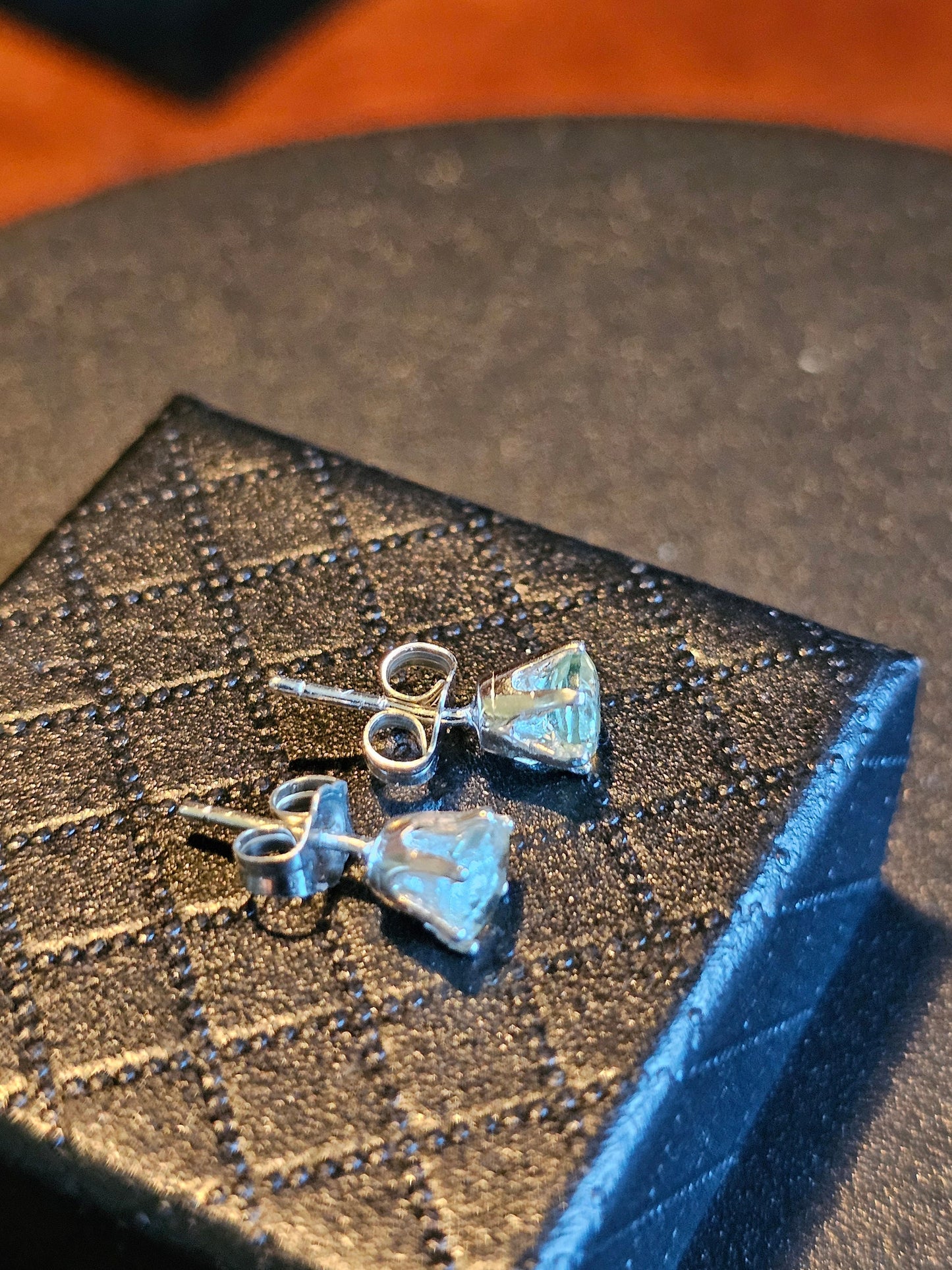 Uranglas-Ohrringe aus neuem Sterlingsilber mit aufgearbeiteten 5 mm rund geschliffenen Uranglassteinen im Vintage-Stil, leuchten unter Schwarz-/UV-Licht